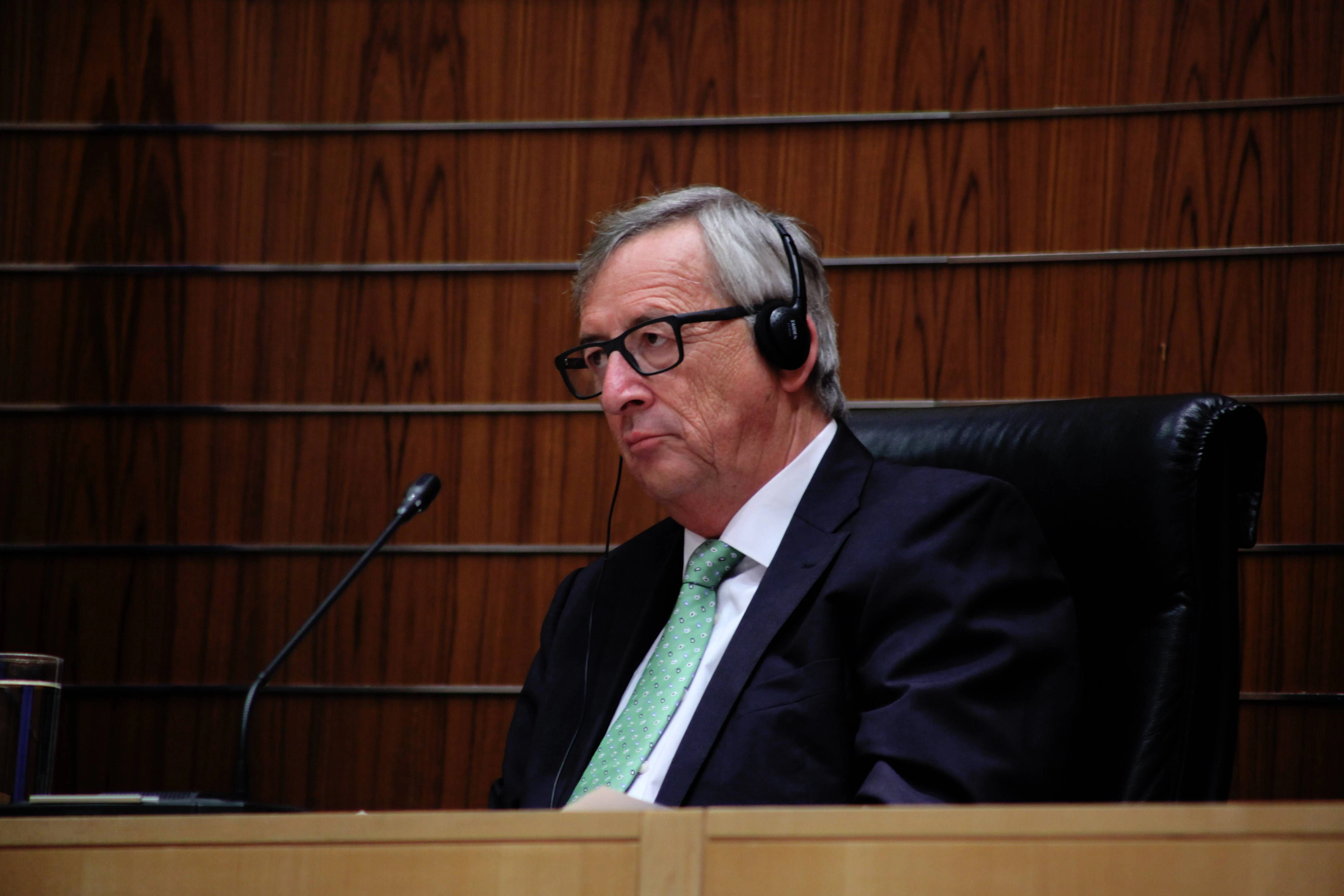Jean-Claude Juncker sitzt im zypriotischen Parlament in Nikosia: Die Falten auf seiner Stirn deuten auf Stress.&nbsp;