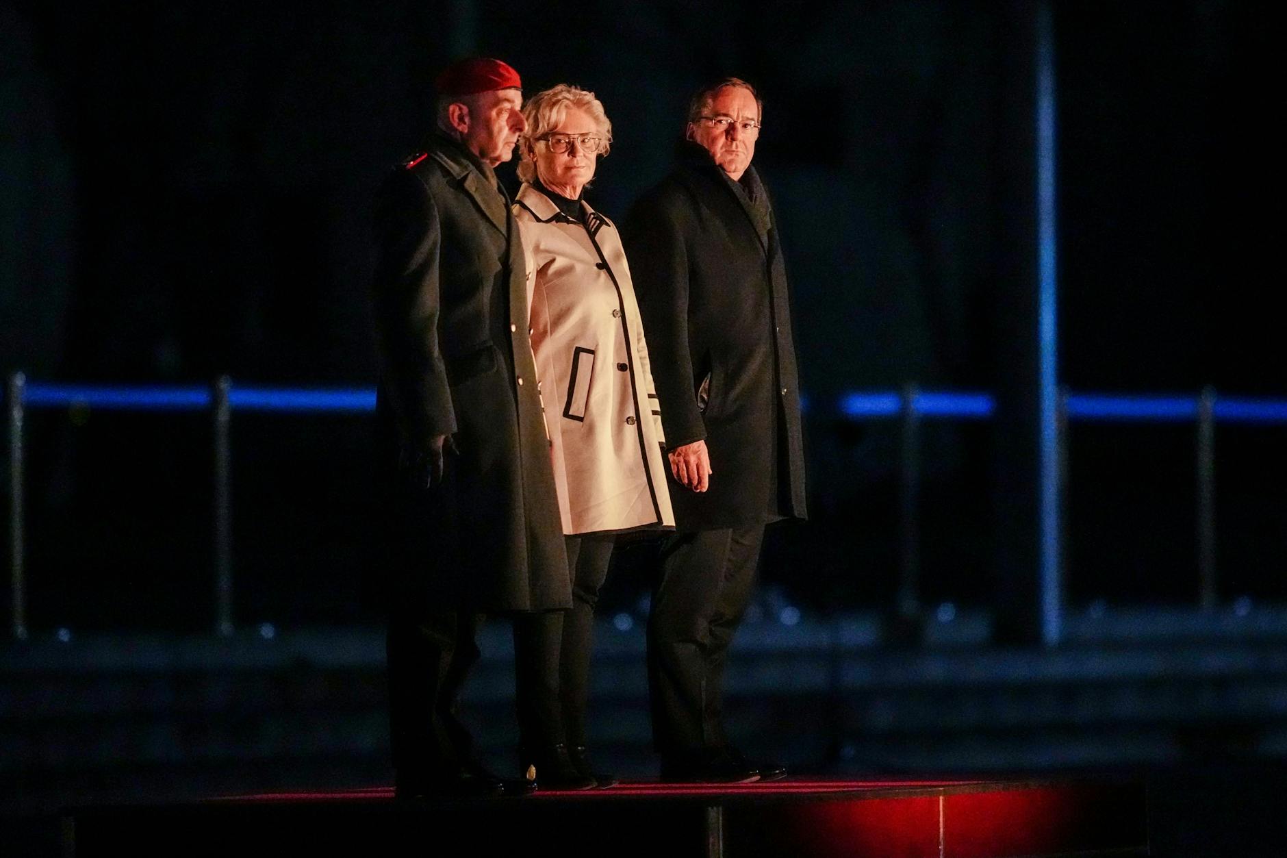 Carsten Breuer (li.), Generalinspekteur der Bundeswehr, und Verteidigungsminister Boris Pistorius verabschieden Ex-Verteidigungsministerin Christine Lambrecht. 