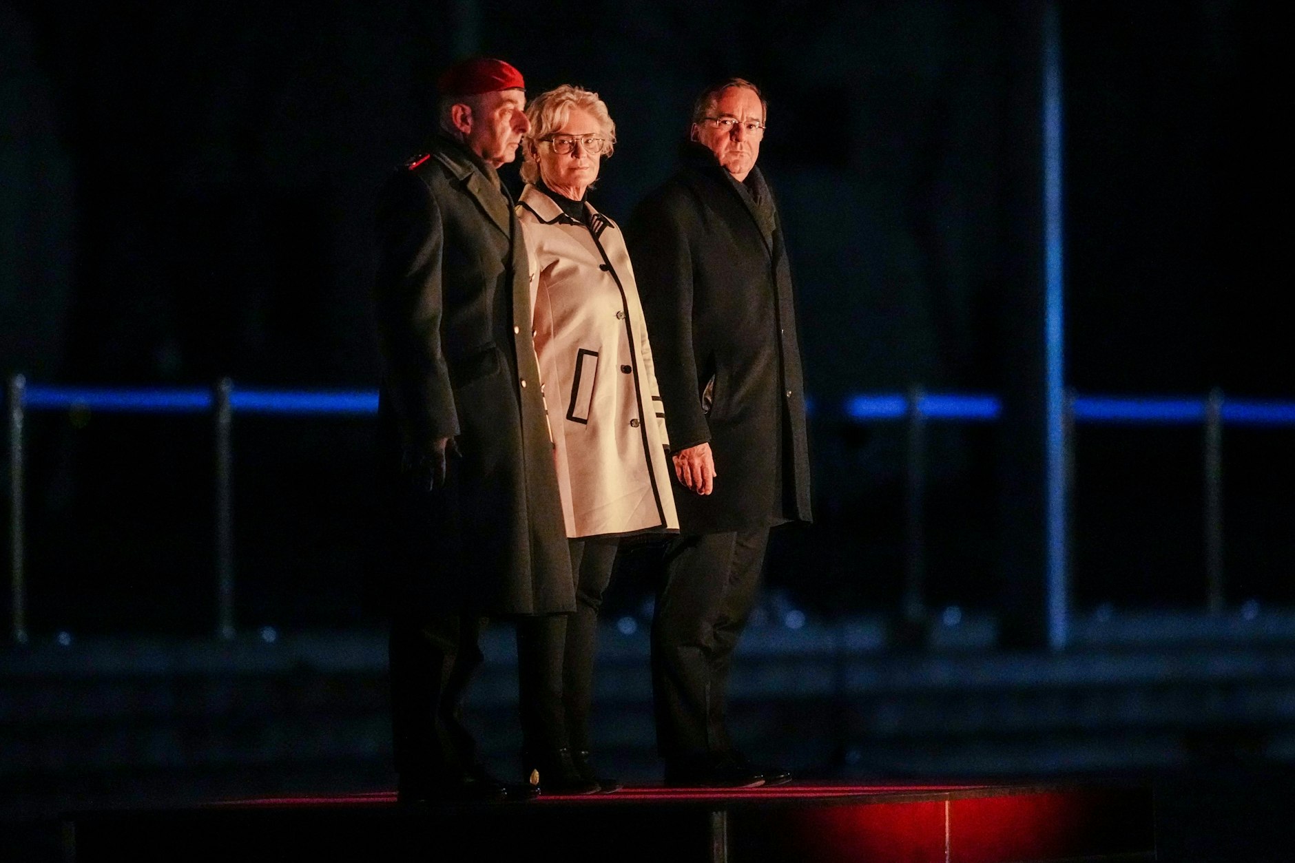 Carsten Breuer (li.), Generalinspekteur der Bundeswehr, und Verteidigungsminister Boris Pistorius verabschieden Ex-Verteidigungsministerin Christine Lambrecht.&nbsp;