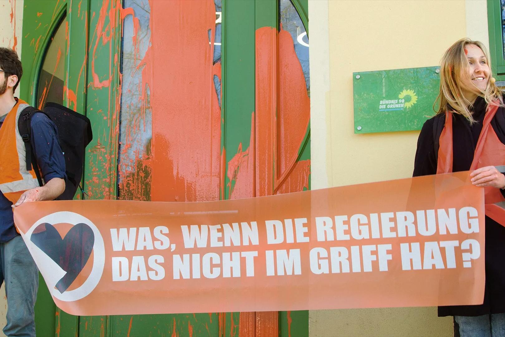 Diese beiden Aktivisten der Letzten Generation attackierten im November die Parteizentrale der Grünen.