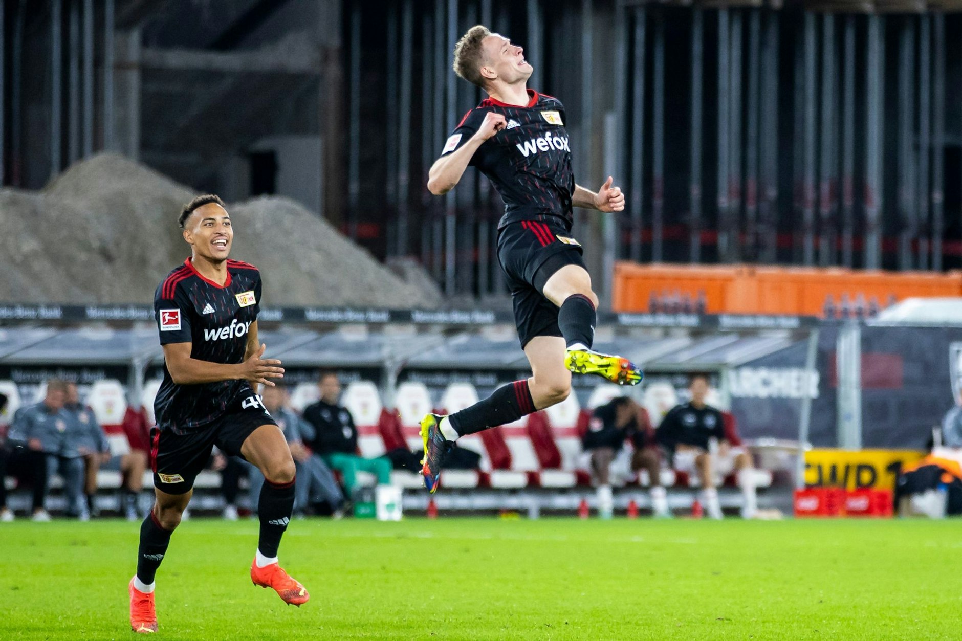 Ein Held für ein Spiel: Union Berlins Paul Jaeckel (r.) jubelte nach seinem Tor zum 1:0 gegen den VfB Stuttgart mit Mitspieler Jamie Leweling (l.).