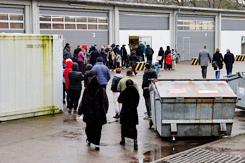 PRODUKTION - Menschen stehen Schlange bei der Essenausgabe in der Landesunterkunft der Gemeinde Seeth im Kreis Nordfriesland.  