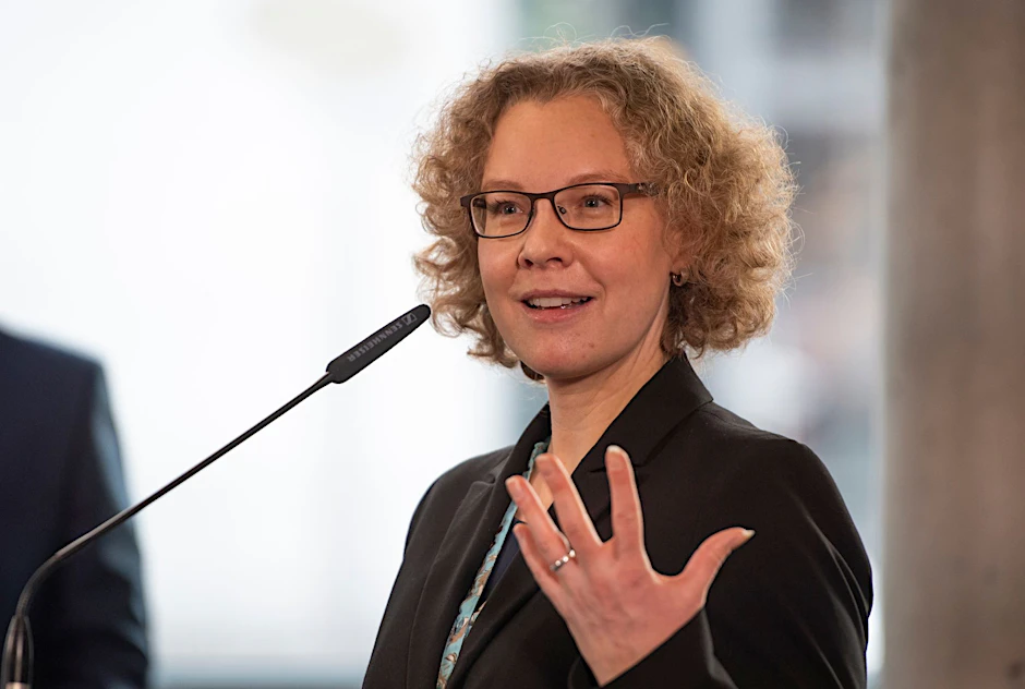 ARCHIV - Vize-Fraktionschefin Julia Verlinden (Bündnis 90/Die Grünen) bei einer Pressekonferenz. Die Grünen wollen nach dem Kompromiss im Verbrenner-Streit in der Steuerpolitik andere Schwerpunkte setzen als FDP-Bundesfinanzminister Lindner.  