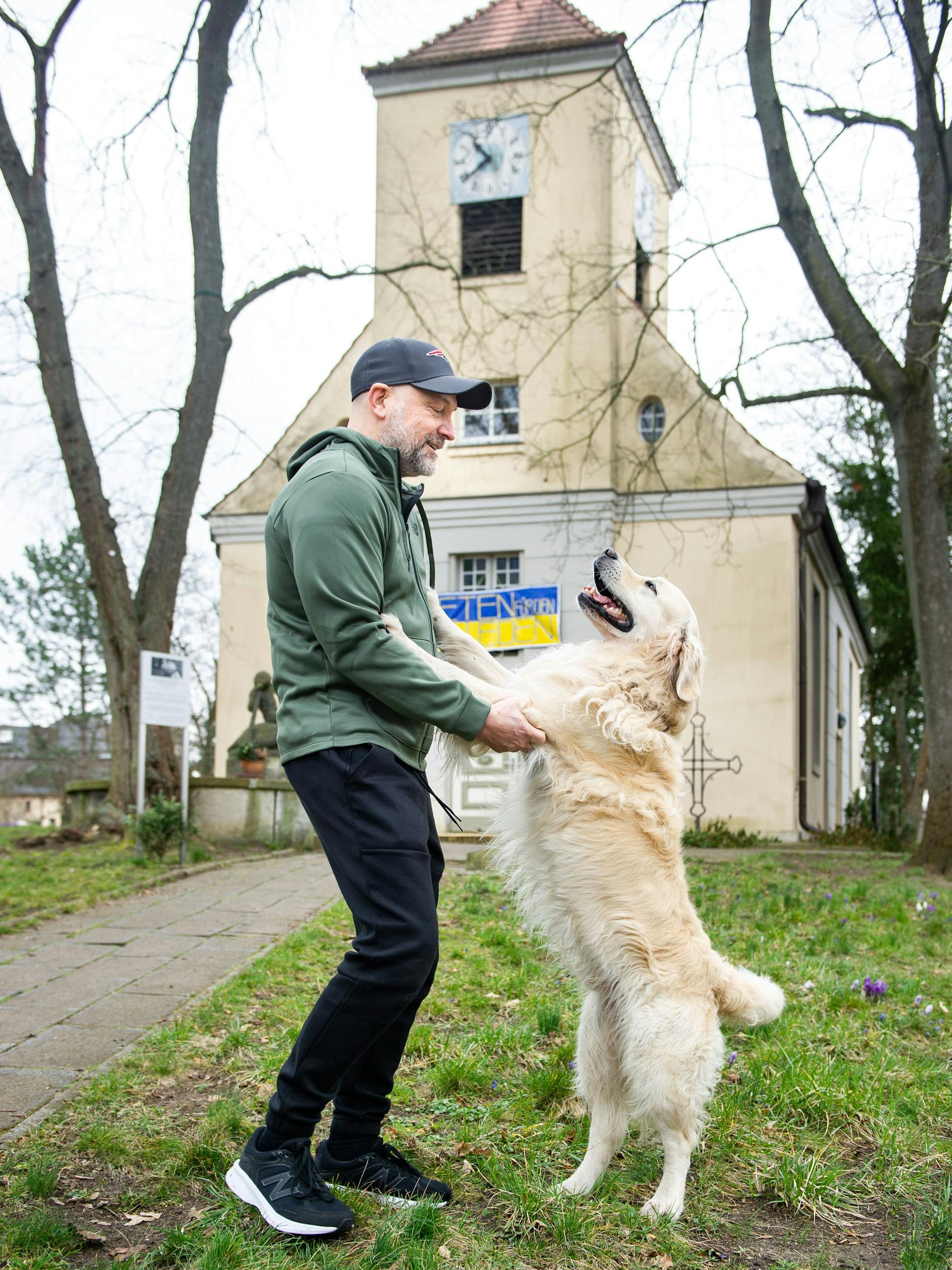 Vorfreude auf das Konzert: Björn Casapietra wagt vor der Schmöckwitzer Kirche mit seinem Hund ein Tänzchen.
