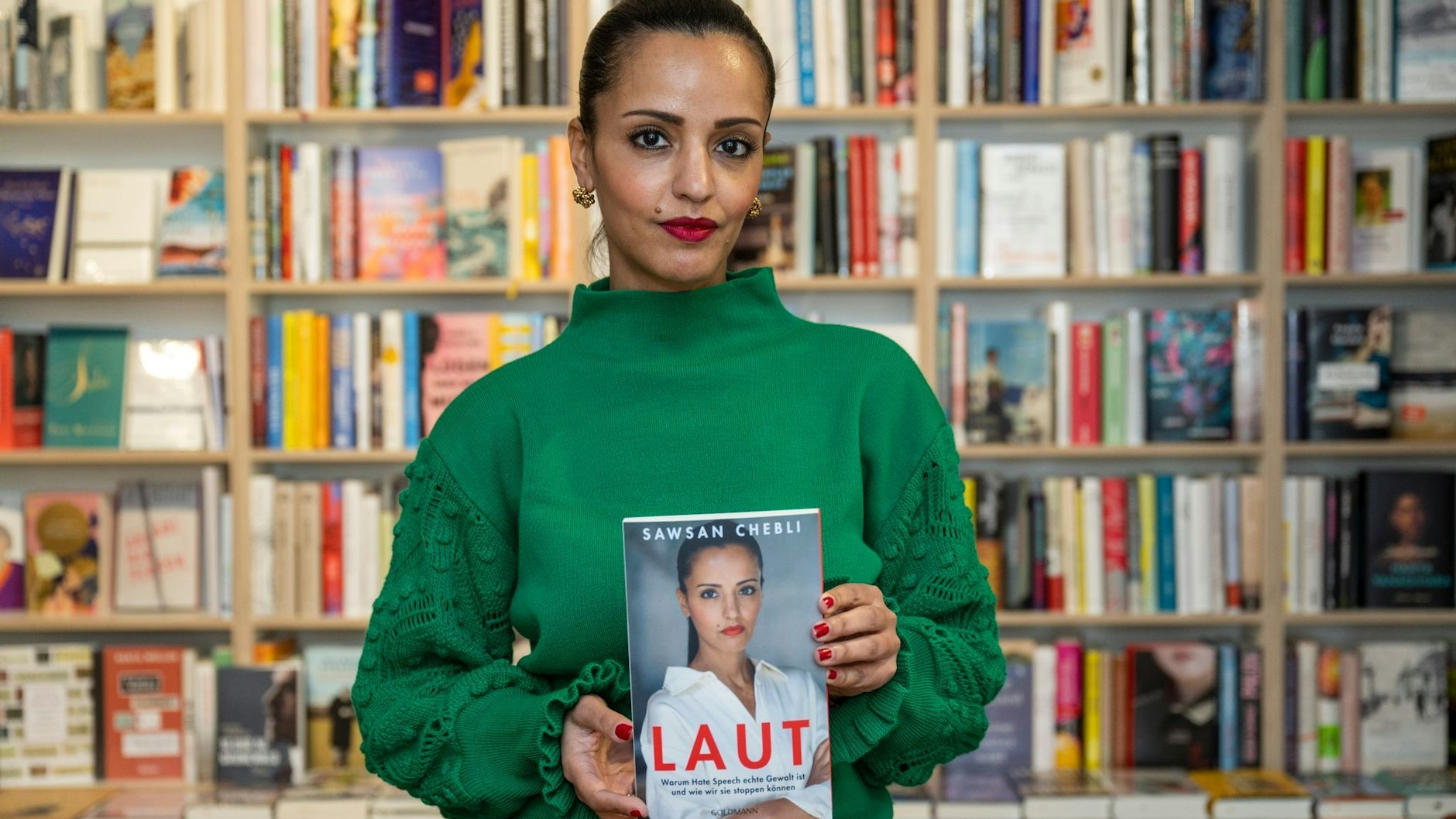 Die Berliner SPD-Politikerin Sawsan Chebli wünscht sich mehr Zivilcourage im Kampf gegen Hasskommentare im Netz. Darüber hat sie jetzt ein Buch geschrieben.