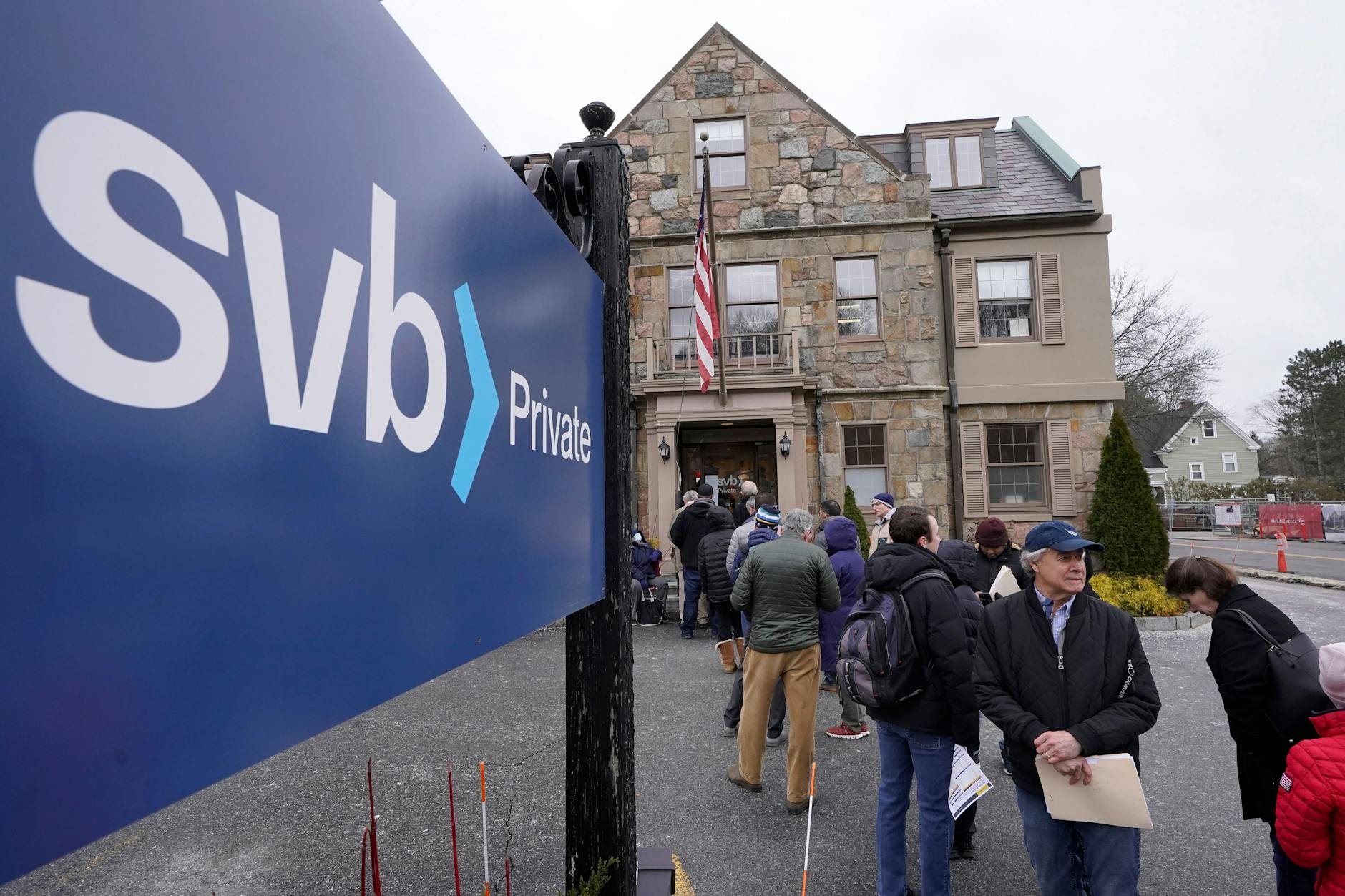 Kunden vor einer Filiale der Silicon Valley Bank in Wellesley, Massachusetts, März 2023. An nur einem Tag wurden 42 Milliarden Dollar abgezogen, in sehr vielen Fällen per Handy.