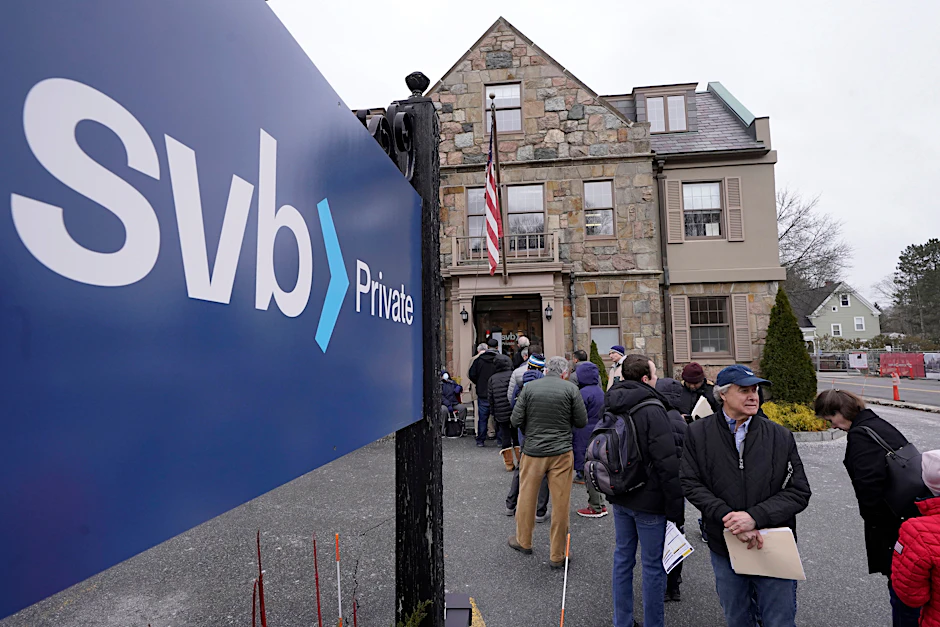 Kunden vor einer Filiale der Silicon Valley Bank in Wellesley, Massachusetts, März 2023. An nur einem Tag wurden 42 Milliarden Dollar abgezogen, in sehr vielen Fällen per Handy.