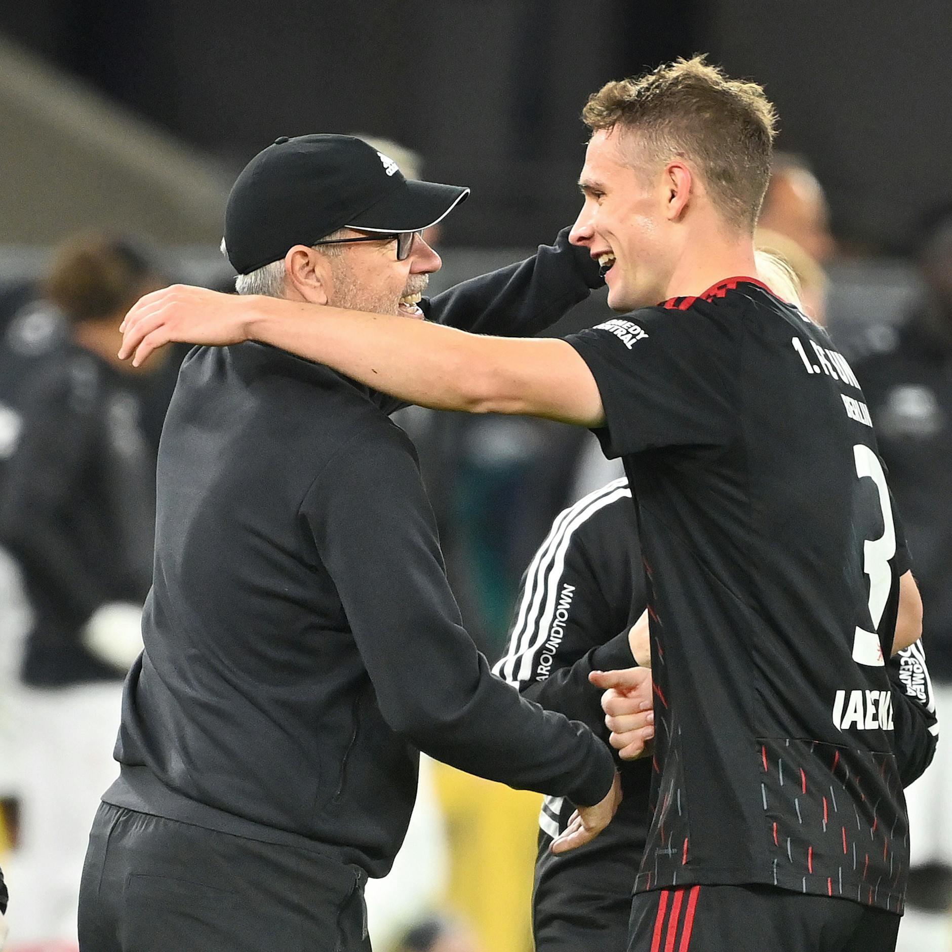 Urs Fischer, Trainer des 1. FC Union, gratuliert Paul Jaeckel zu seinem Kopfballtor in Stuttgart.