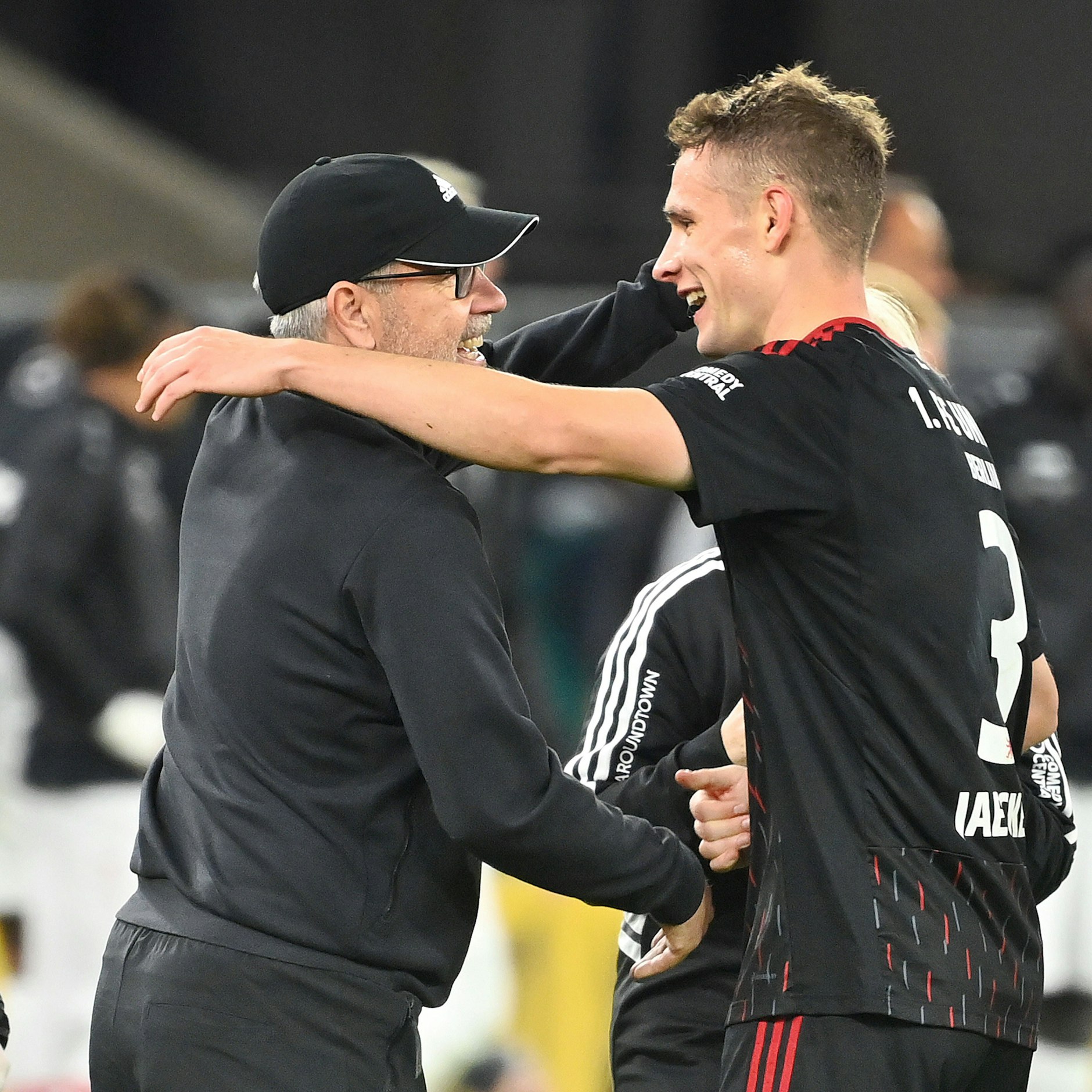 Urs Fischer, Trainer des 1. FC Union, gratuliert Paul Jaeckel zu seinem Kopfballtor in Stuttgart.