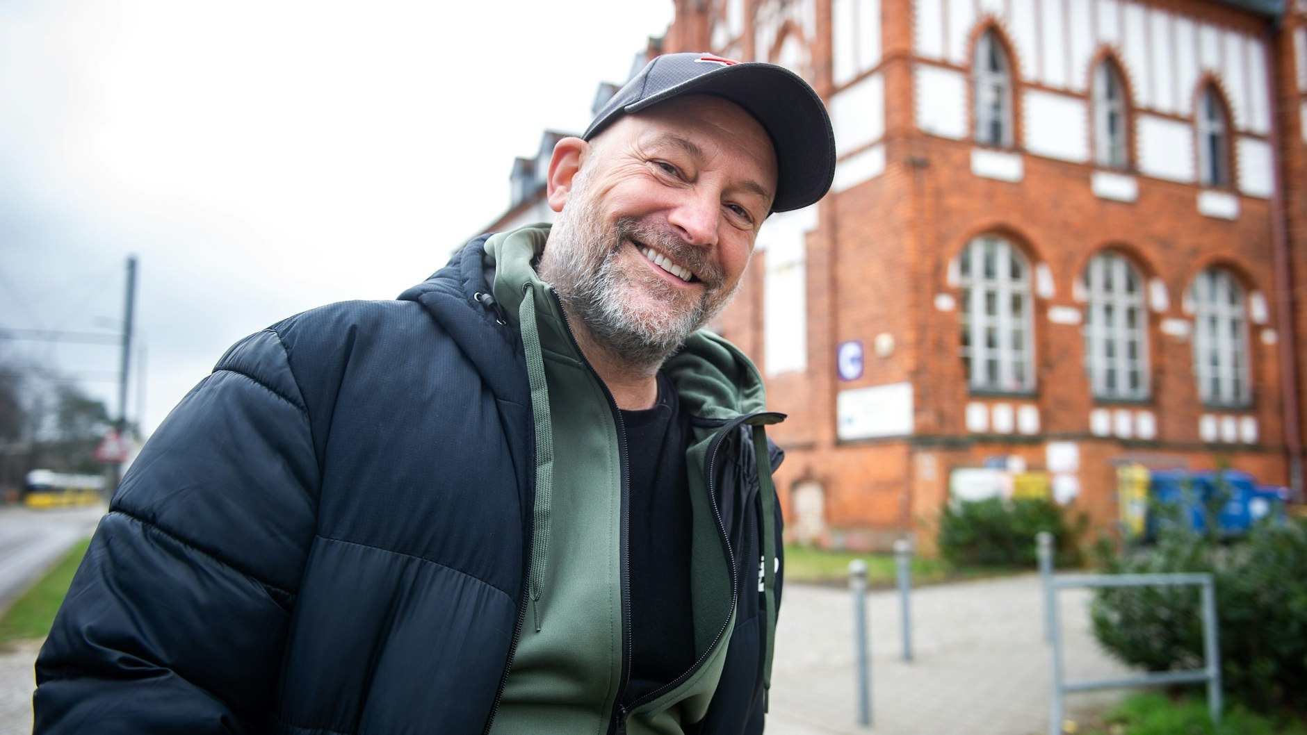 Björn Casapietra vor seiner Schule in Schmöckwitz: „Hier bekam ich meinen ersten Kuss.“