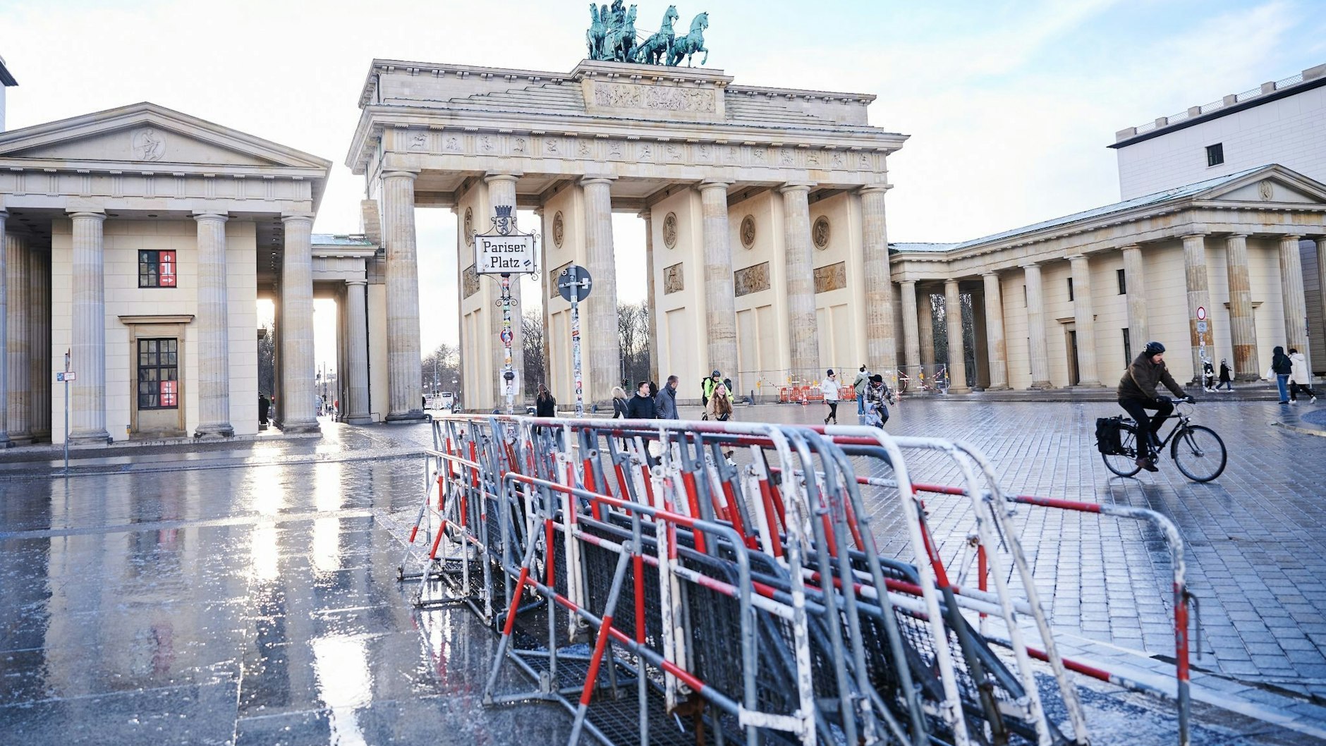 Die Vorbereitungen laufen: Absperrgitter stehen auf dem Pariser Platz vor dem Brandenburger Tor.