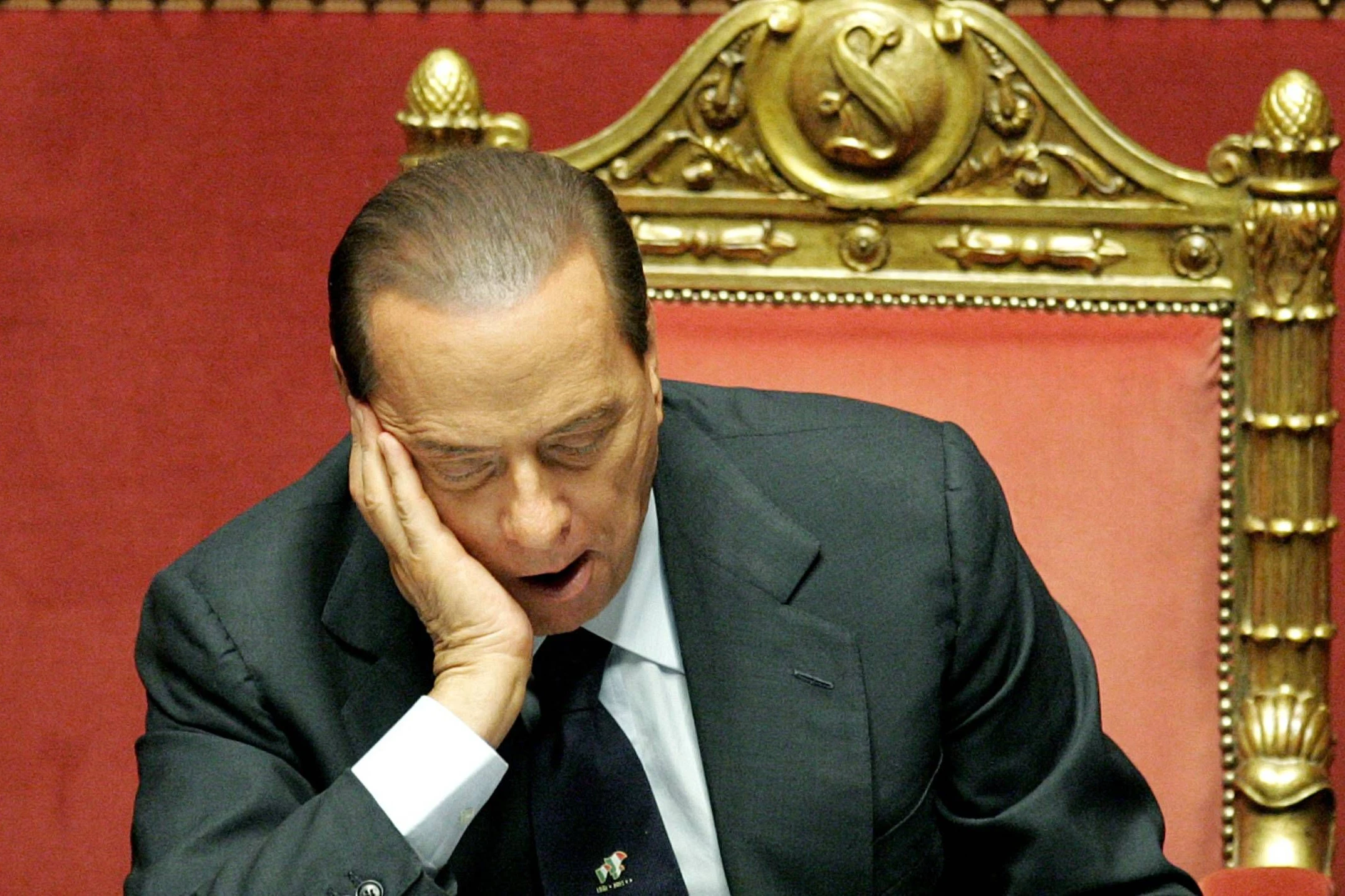 Als Berlusconi noch Ministerpräsident von Italien war: Hier gähnt er im Parlament während einer Diskussion.&nbsp;