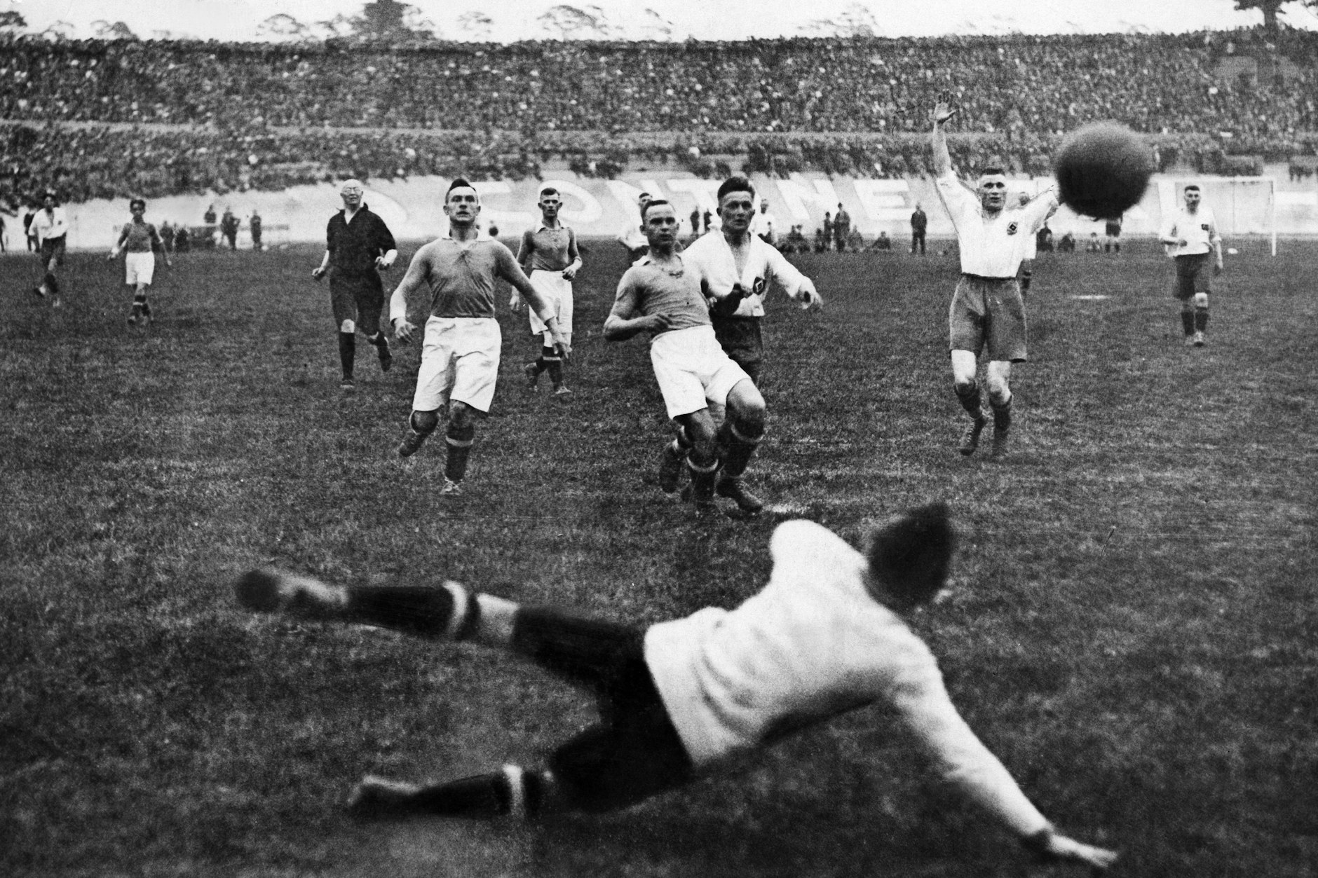 Tor für den Hamburger SV im Endspiel um die Deutsche Fußballmeisterschaft am 10. Juni 1923 im Deutschen Stadion im Grunewald. Franz Müller, der Torhüter von Union Oberschöneweide, streckt sich vergeblich nach dem Ball.