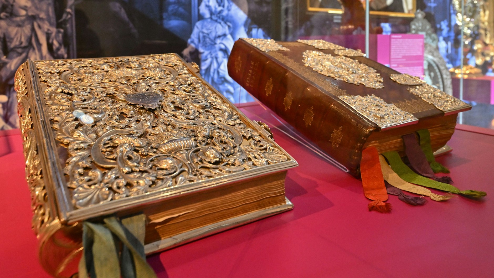 Zwei historische Messbücher liegen in einer Vitrine in der Ausstellung vom Kloster Neuzelle.