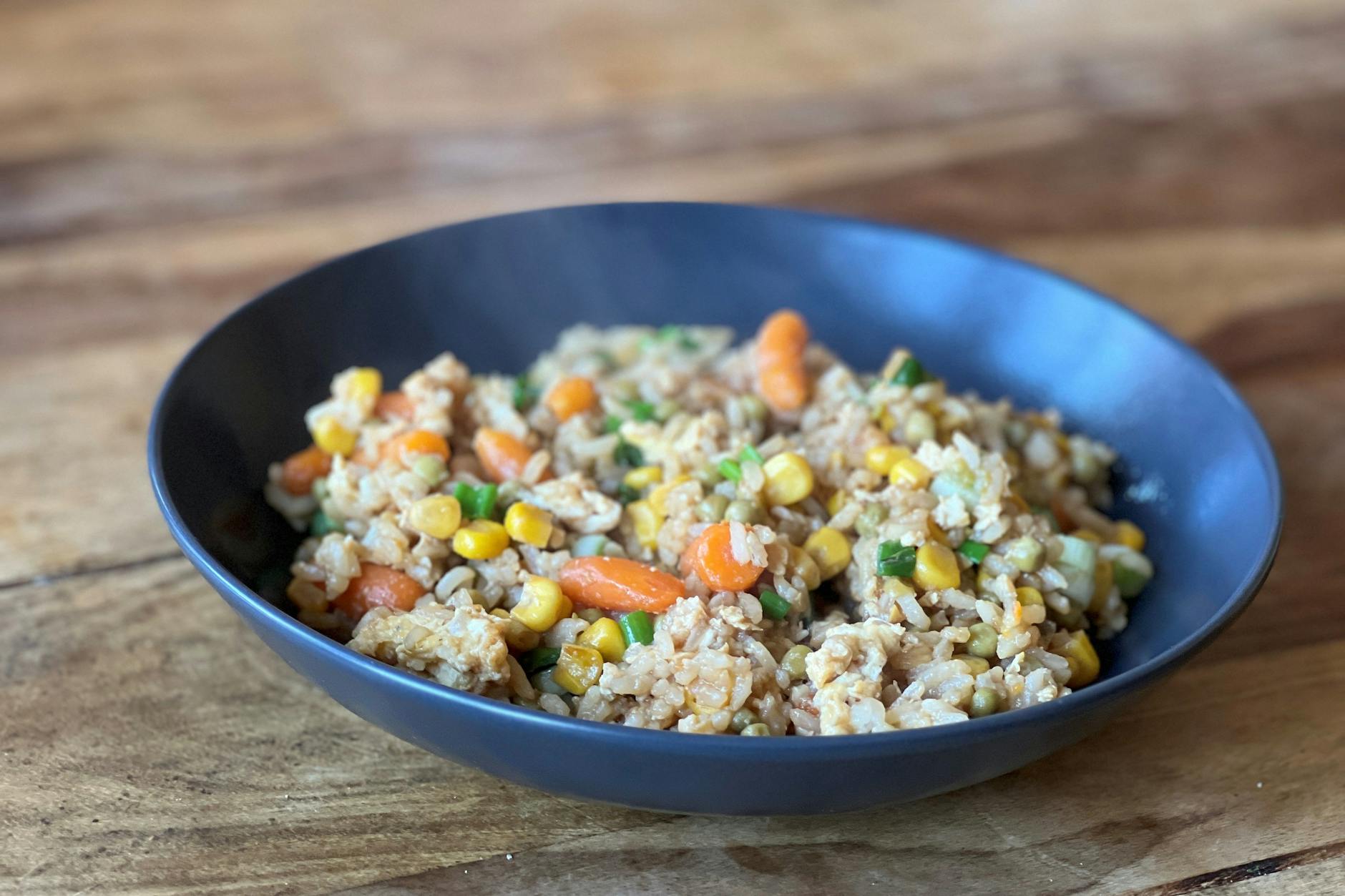 Der köstliche Eierreis ist blitzschnell fertig und die perfekte Resteverwertung.