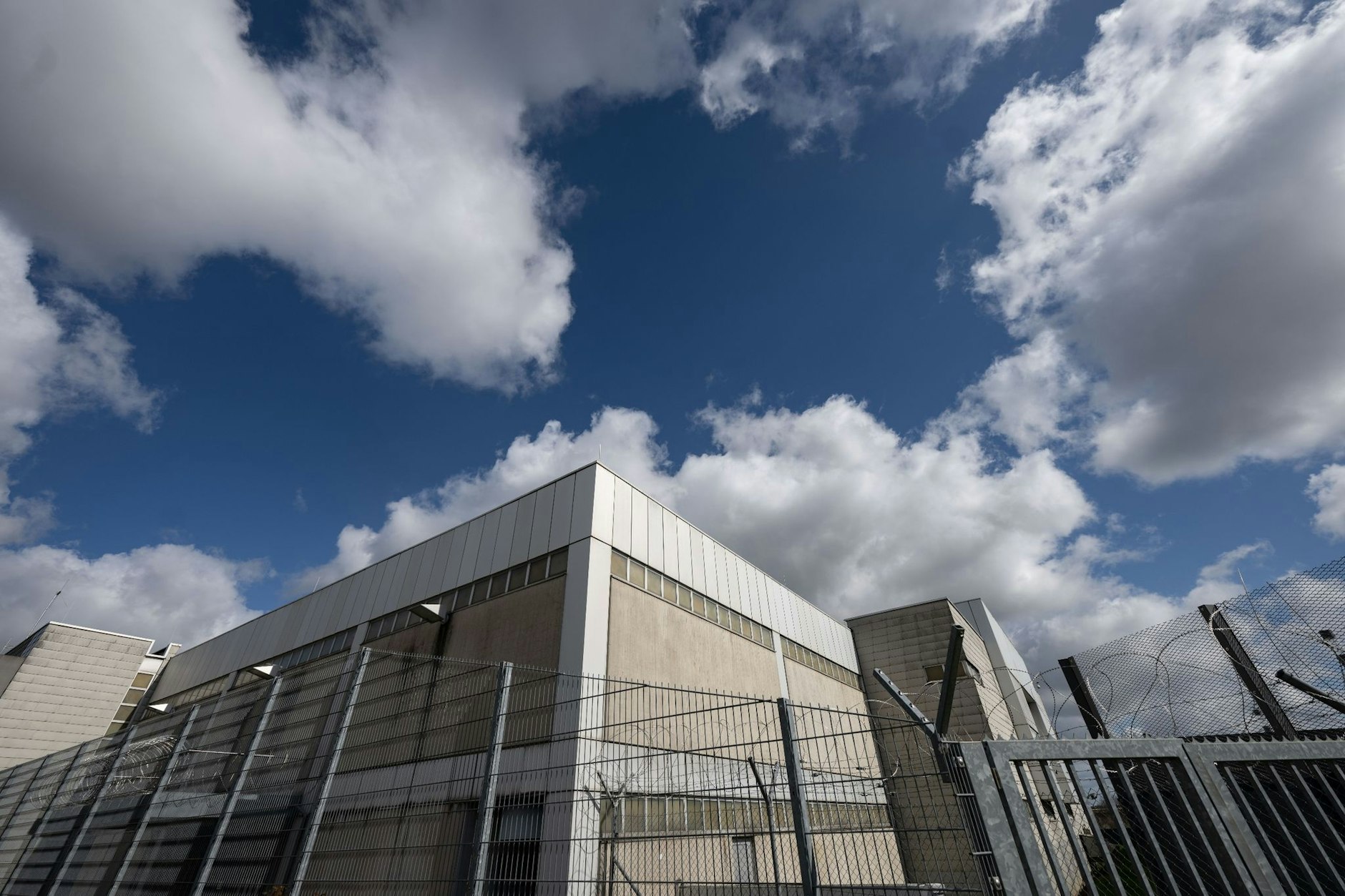 Außenaufnahme des Mehrzweckgebäudes der Justizvollzugsanstalt Stuttgart-Stammheim. Es wurde eigens für die Prozesse gegen die erste Generation der RAF neben dem Gelände der Justizvollzugsanstalt erbaut.  