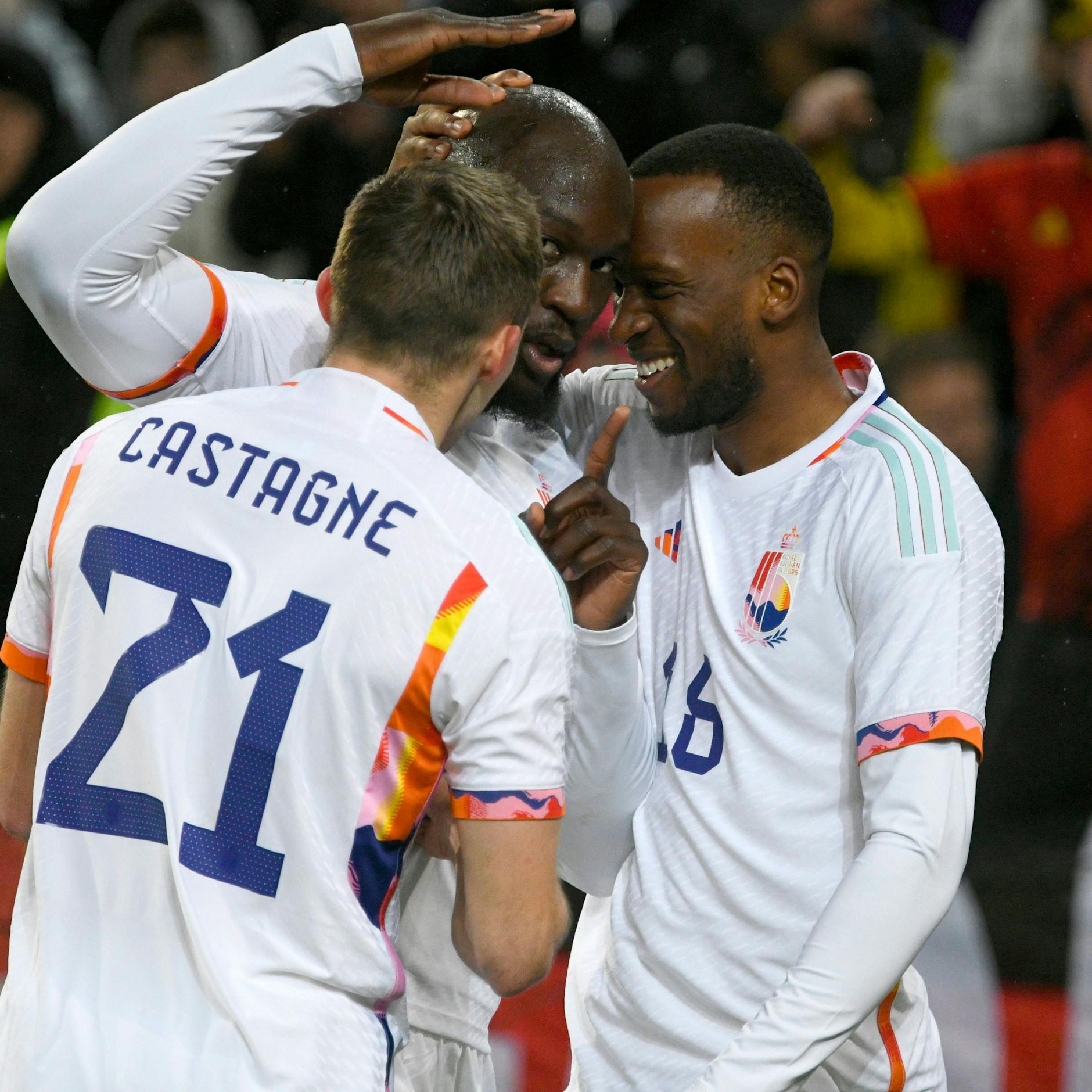 Dodi Lukebakio freut sich mit Blegiens Castagne und Lukaku über den Sieg gegen Deutschland.