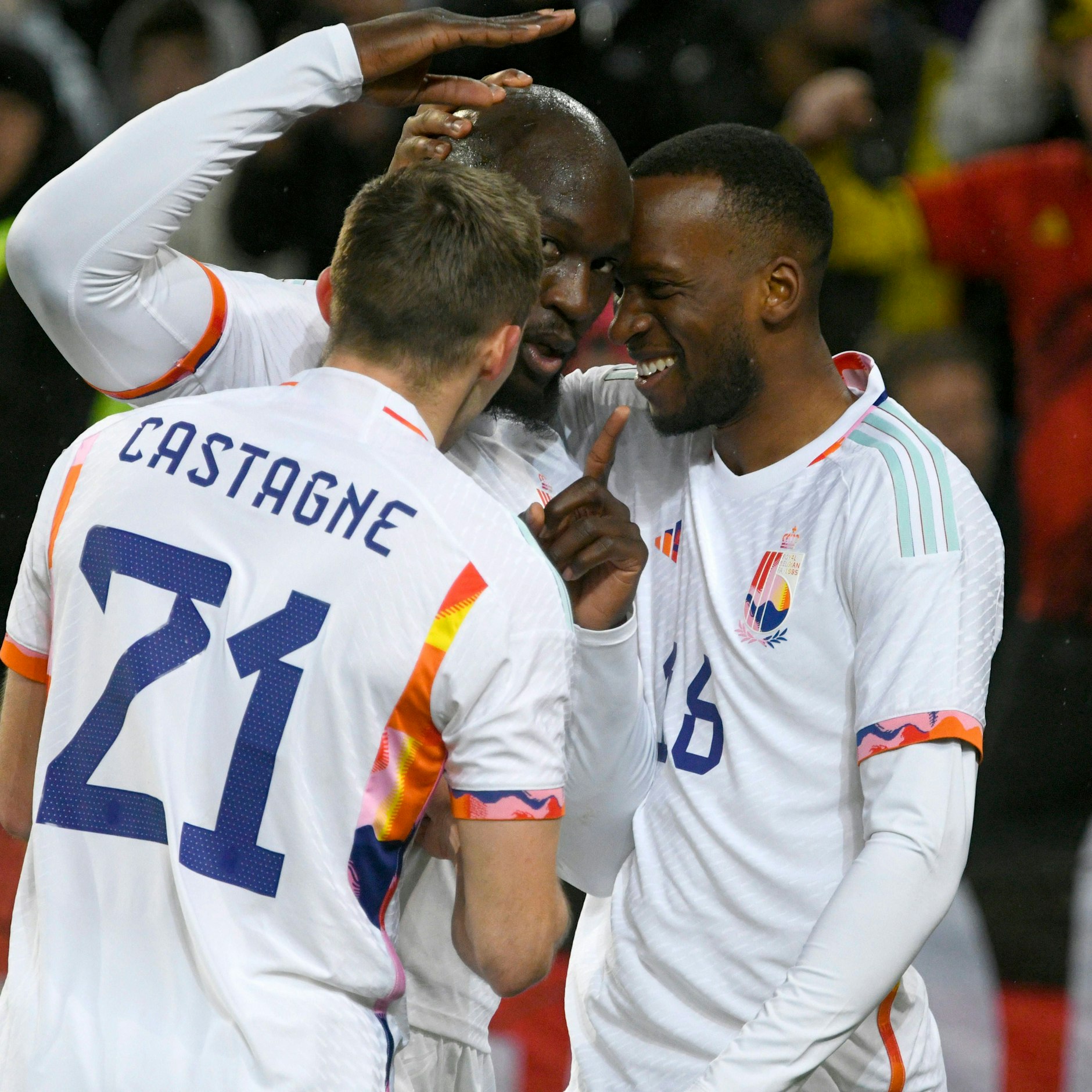 Dodi Lukebakio freut sich mit Blegiens Castagne und Lukaku über den Sieg gegen Deutschland.