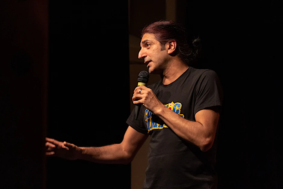 Der britische Comedian Dharmander Singh auf der Bühne.