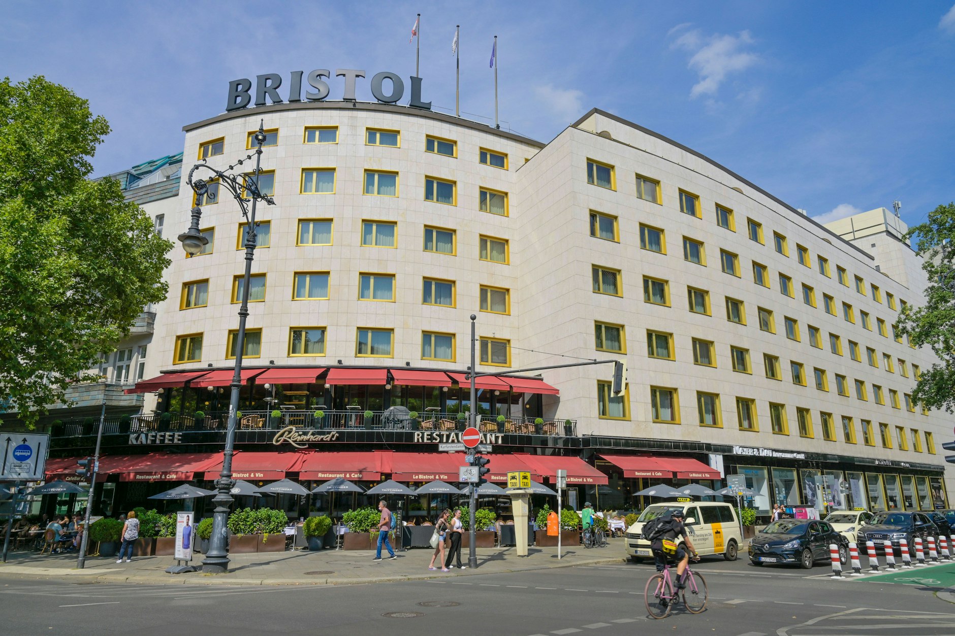 Als wäre es schon immer dagewesen: Das Reinhard’s im Hotel Bristol am Kudamm, Ecke Fasanenstraße.