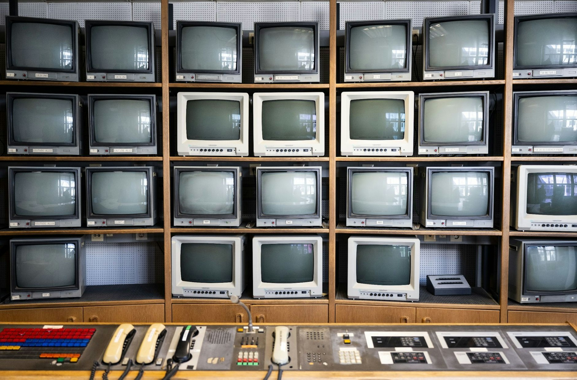 Fast 50 Jahre alt: In der polizeilichen Leitstelle im hinteren Gebäudeteil ragt eine Wand aus 38 Bildschirmen auf.  