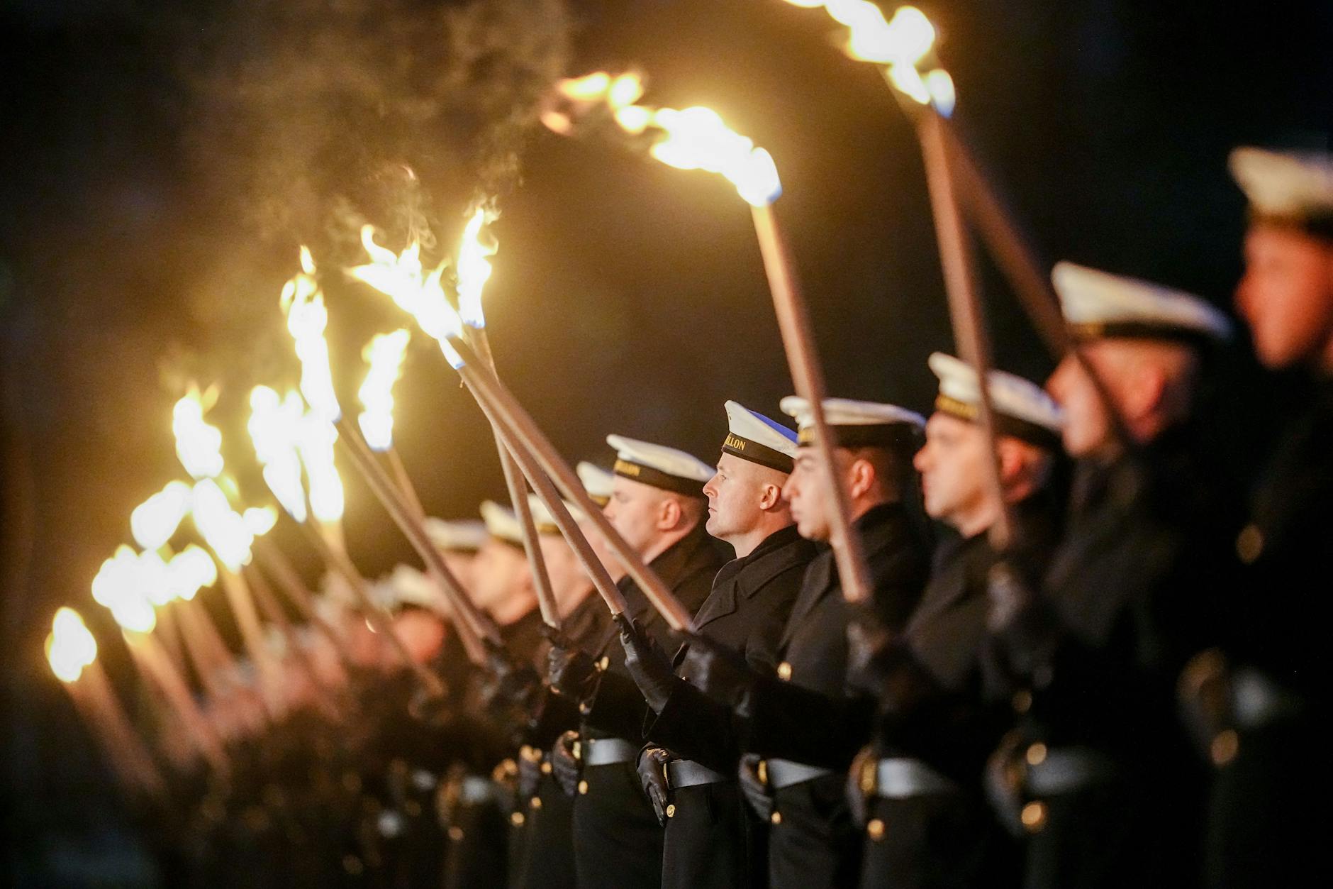 Mit Fackeln nehmen Bundeswehrsoldaten des Wachbataillons Aufstellung für die Verabschiedung der früheren Verteidigungsministerin. 