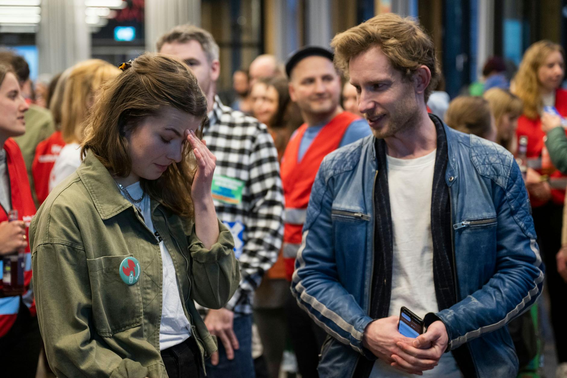 Luisa Neubauer (Fridays for Future) und Julian Zuber (GermanZero) bei der Wahlparty des Bündnisses „Berlin 2030 klimaneutral“