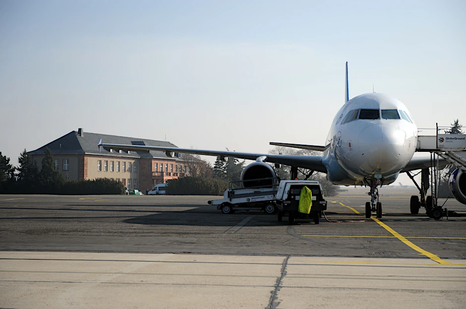 Blick auf das Generalshotel am Flughafen Schönefeld, in dem die DDR-Führung einst ihre Staatsgäste empfing. Hier eine Aufnahme aus dem Jahr 2011.