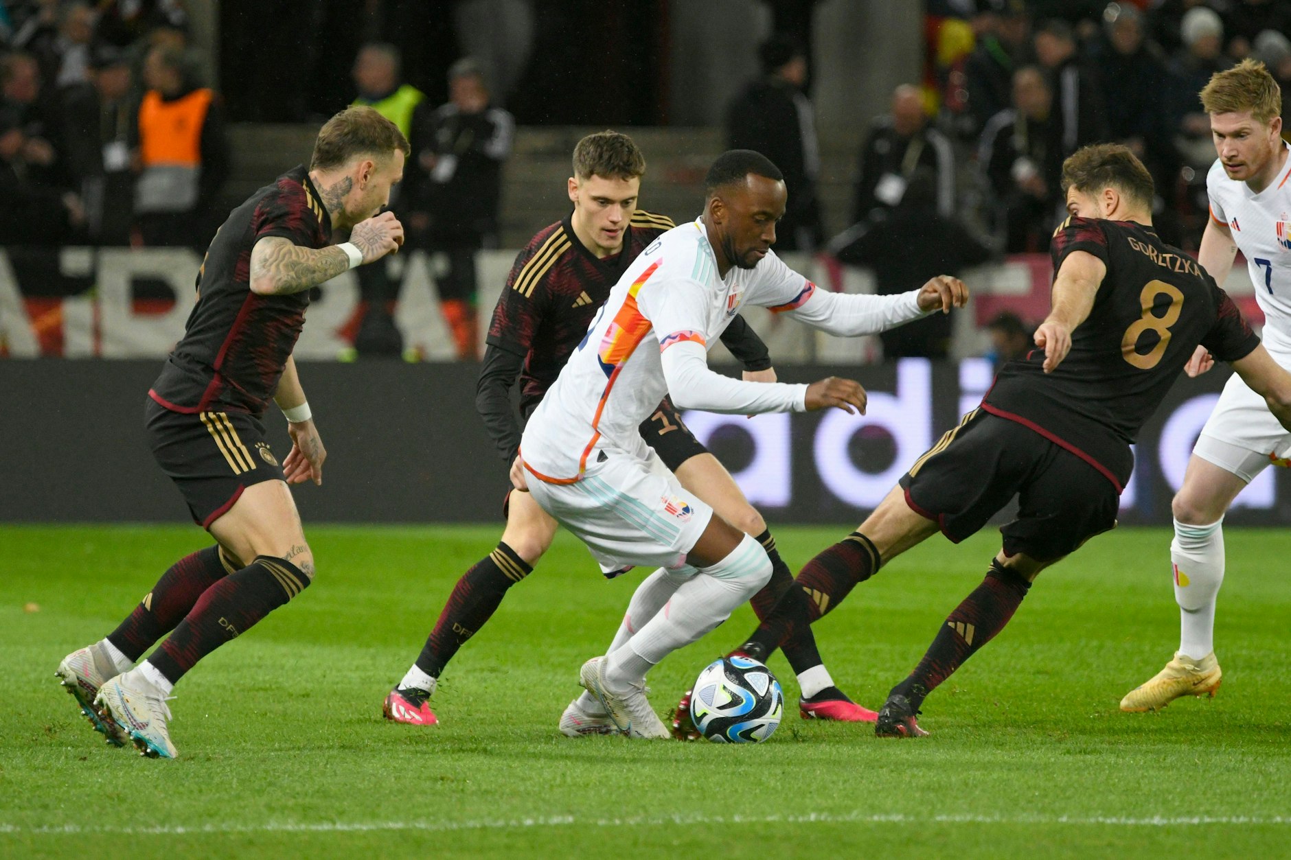 Herthas Dodi Lukebakio tanzt im belgischen Nationaltrikot einfach mal Deutschlands David Raum, Forian Wirtz und Leon Goretzka aus.