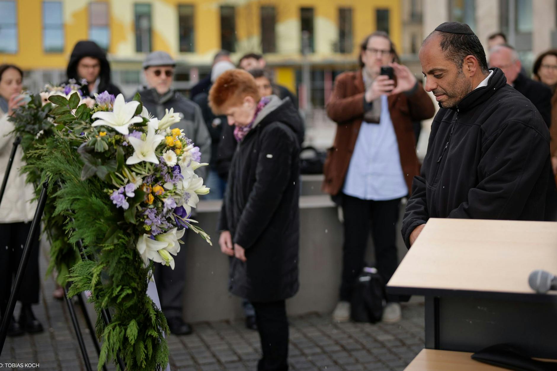 Kranzniederlegung am Denkmal für die ermordeten Juden Europas. Petra Pau (links) legte einen Kranz für die deutsche und Avi Cohen Scali (rechts) einen Kranz für die israelische Seite nieder.