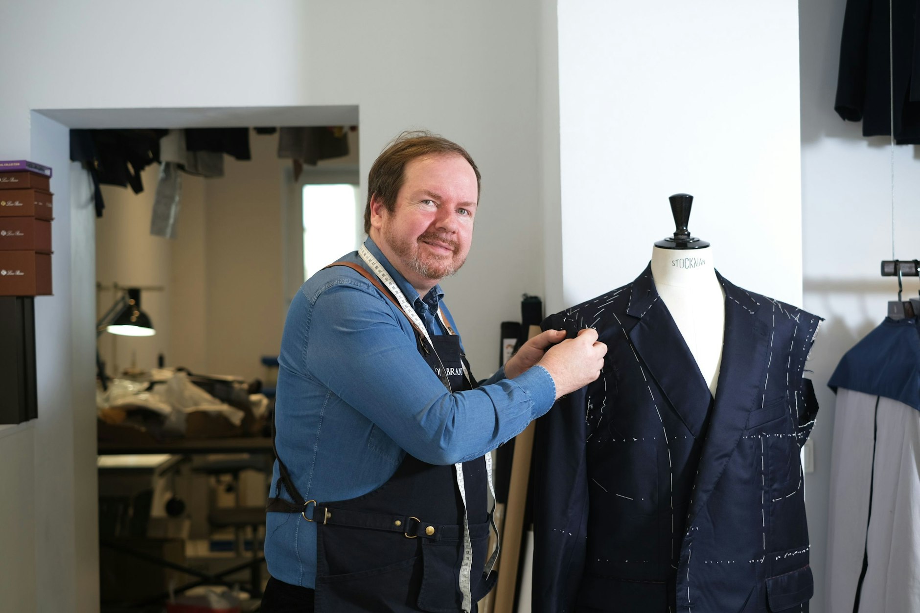 Maßschneider Egon Brandstetter entwirft und fertigt maßgeschneiderte Herrenanzüge.