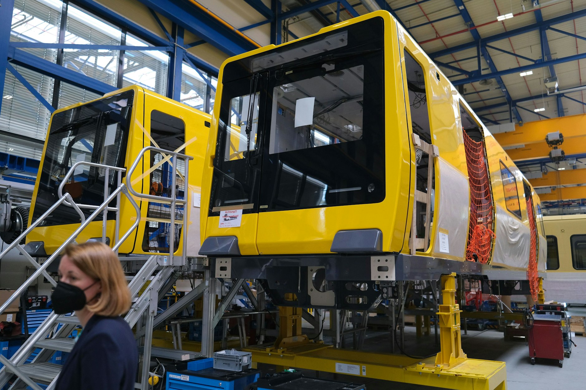 Neue U-Bahnen für Berlin im Werk von Stadler Pankow. Moderne Fahrzeuge kosten viel Geld. Doch in der Landespolitik gibt es Bestrebungen, die Einnahmen im Nahverkehr zu senken.