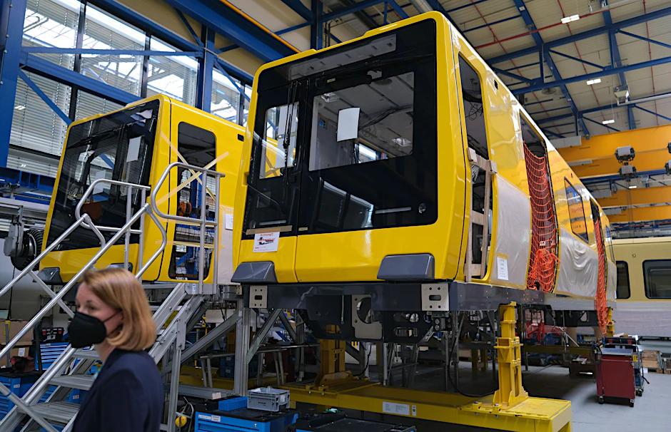Neue U-Bahnen für Berlin im Werk von Stadler Pankow. Moderne Fahrzeuge kosten viel Geld. Doch in der Landespolitik gibt es Bestrebungen, die Einnahmen im Nahverkehr zu senken.