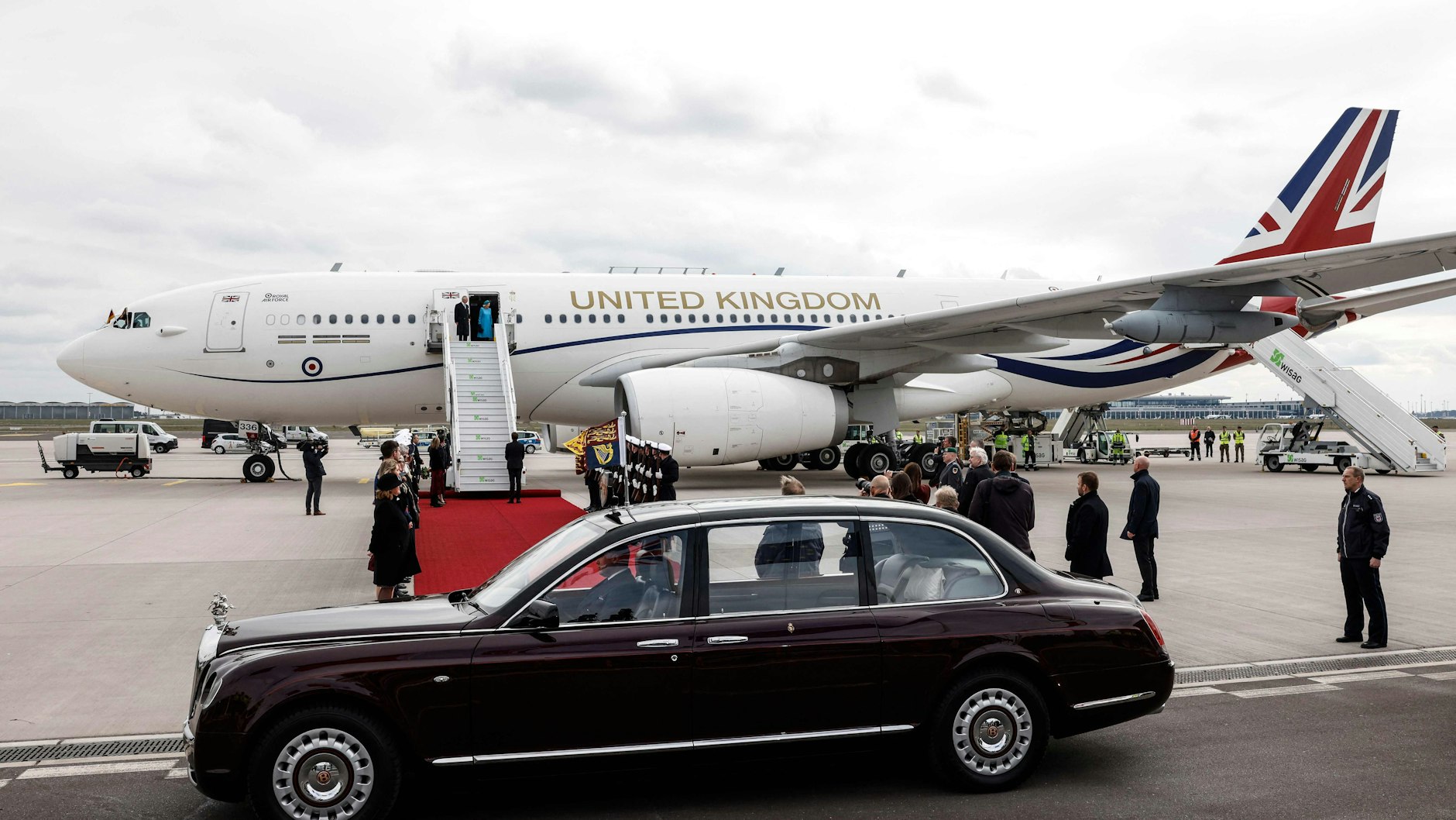 Im schwarzen Bentley geht es nun zum Brandenburger Tor.&nbsp;