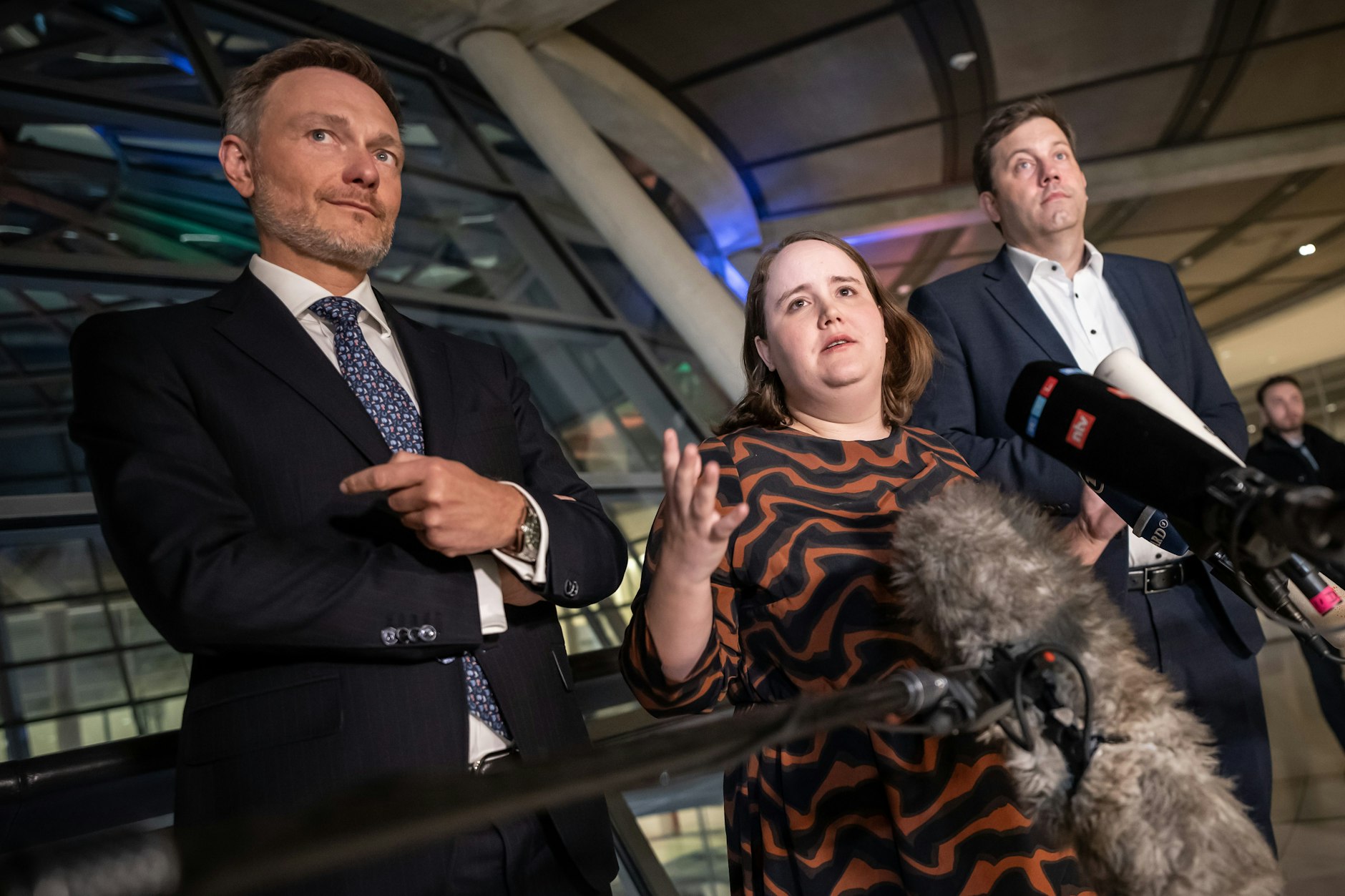 Christian Lindner, Ricarda Lang und Lars Klingbeil verkünden die Ergebnisse der tagelangen Ampel-Gespräche.