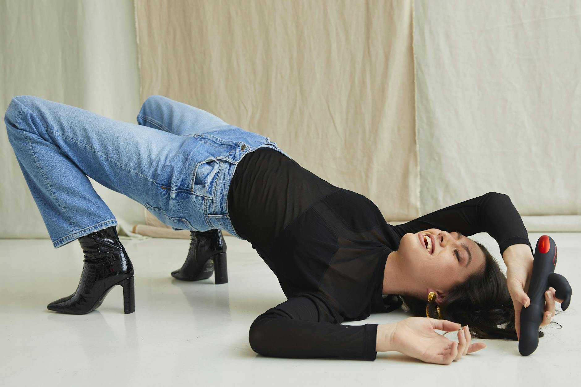 Hat offensichtlich ganz alleine ihren Spaß: Das Model posiert mit dem „Marie“-Vibrator.