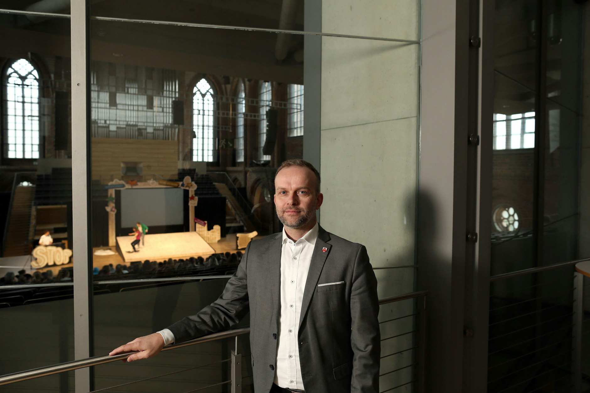 Silvio Witt, Oberbürgermeister der Stadt Neubrandenburg in der Konzertkirche, die gerade an Vormittagen auch ganz anders genutzt wird. Zum Beispiel als Bühne für Schülertheater.