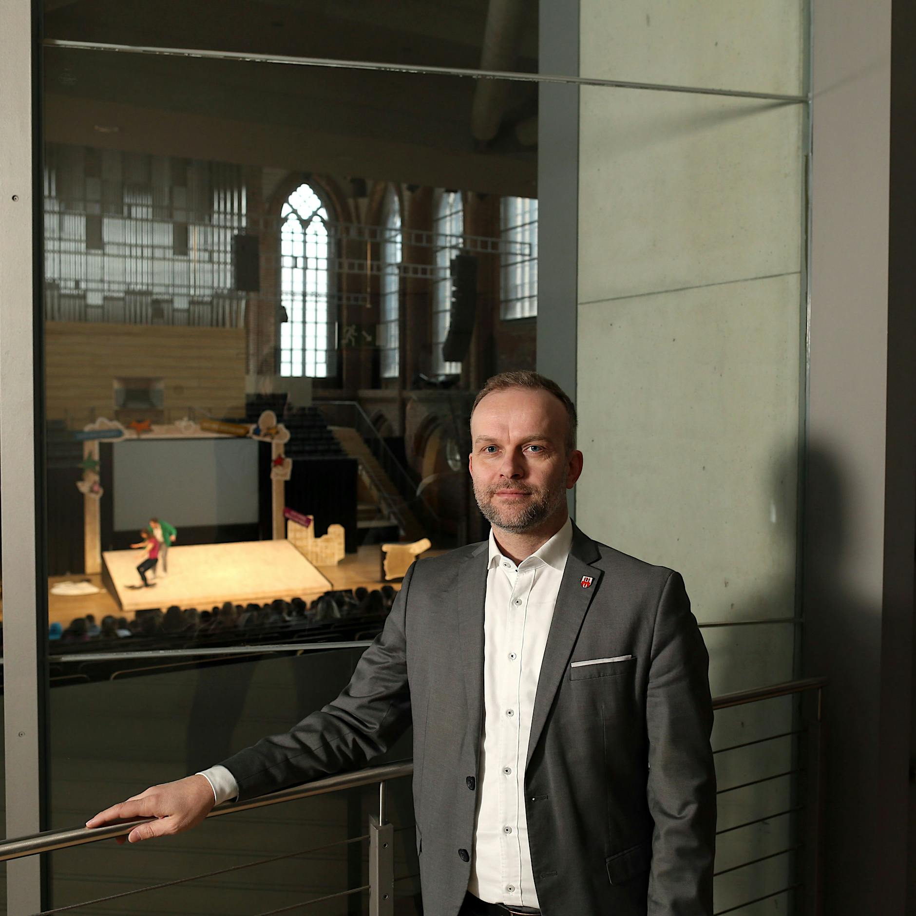 Jung, schwul, Kabarettist: Wie der Neubrandenburger Bürgermeister seine Stadt verändert