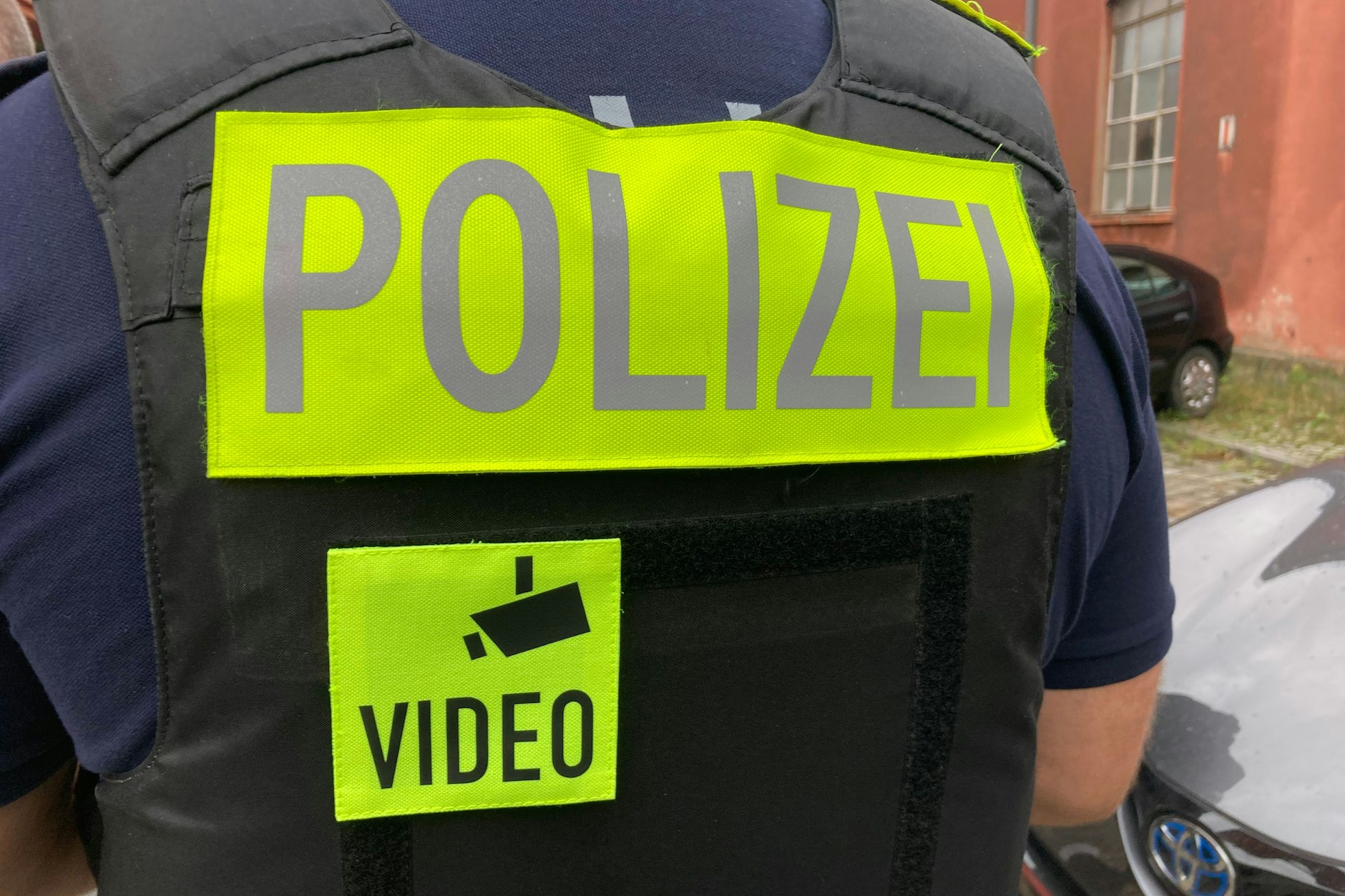 Beamte, die mit den Körperkameras ausgerüstet sind, werden entsprechend gekennzeichnet.