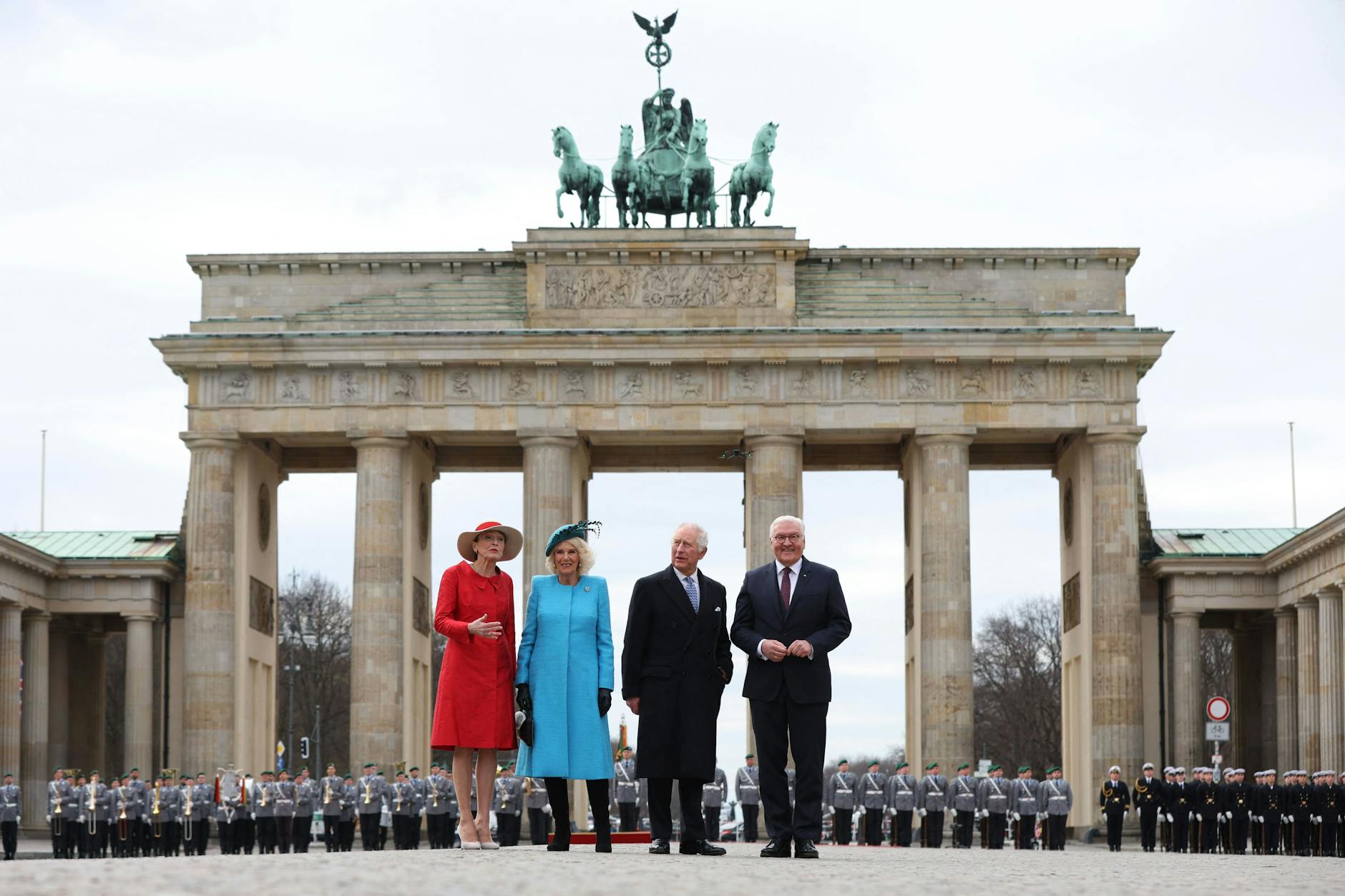 Charles III. (2.v.r.) ist zum ersten Mal als König zu Besuch in Deutschland. Hier posiert er mit Bundespräsident Frank-Walter Steinmeier, dessen Frau Elke Büdenbender (l.) und Königsgemahlin Camilla.