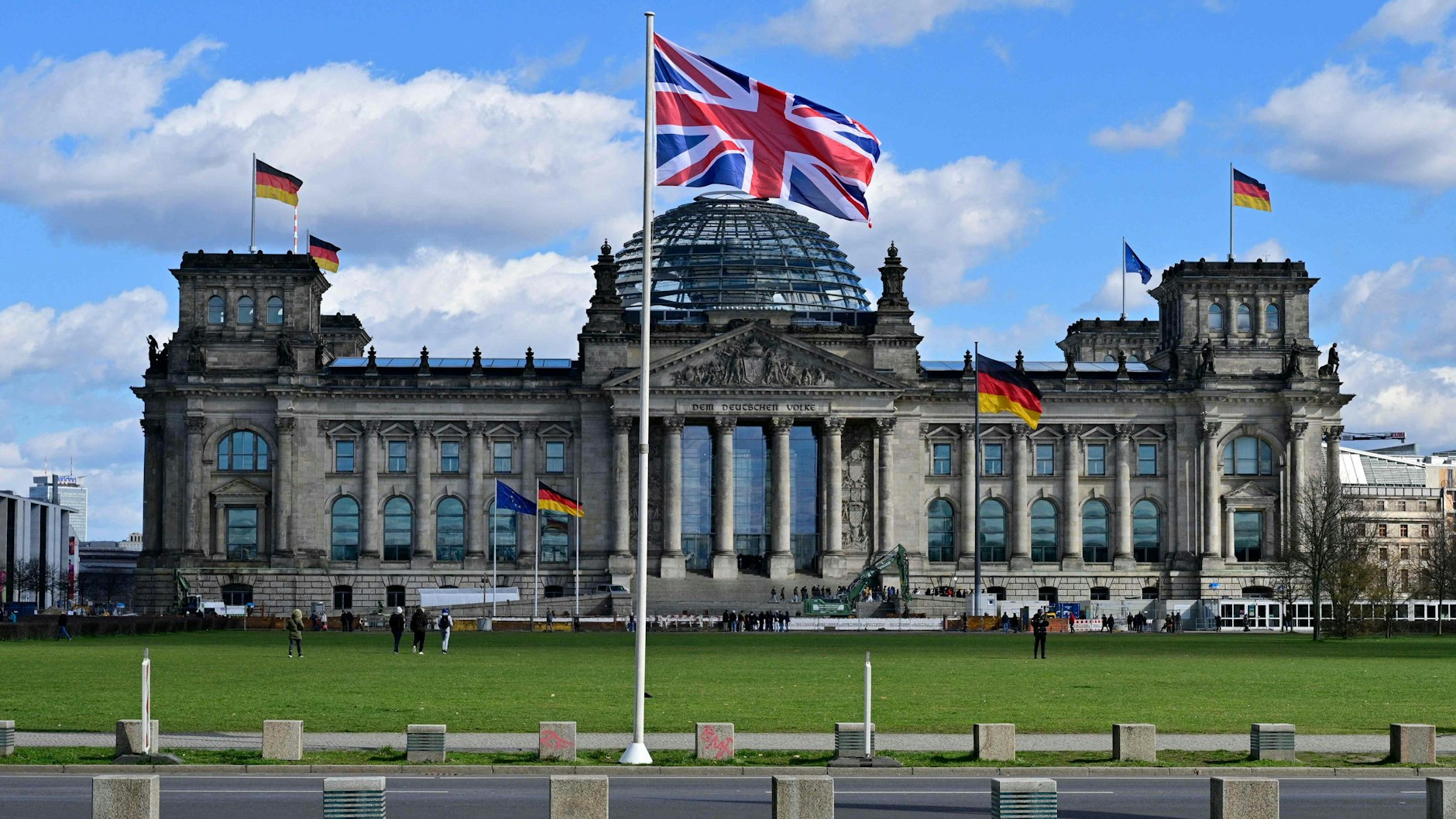 Deutsche und Britische Flaggen vor dem Berliner Reichstag.&nbsp;