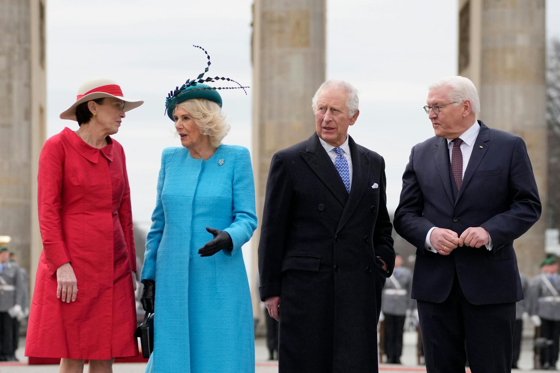 Kräftige Farben: Elke Büdenbender entschied sich für Begrüßung des königlichen Paares für ein kräftiges Rot, Camilla für ein nicht weniger auffälliges Blau.