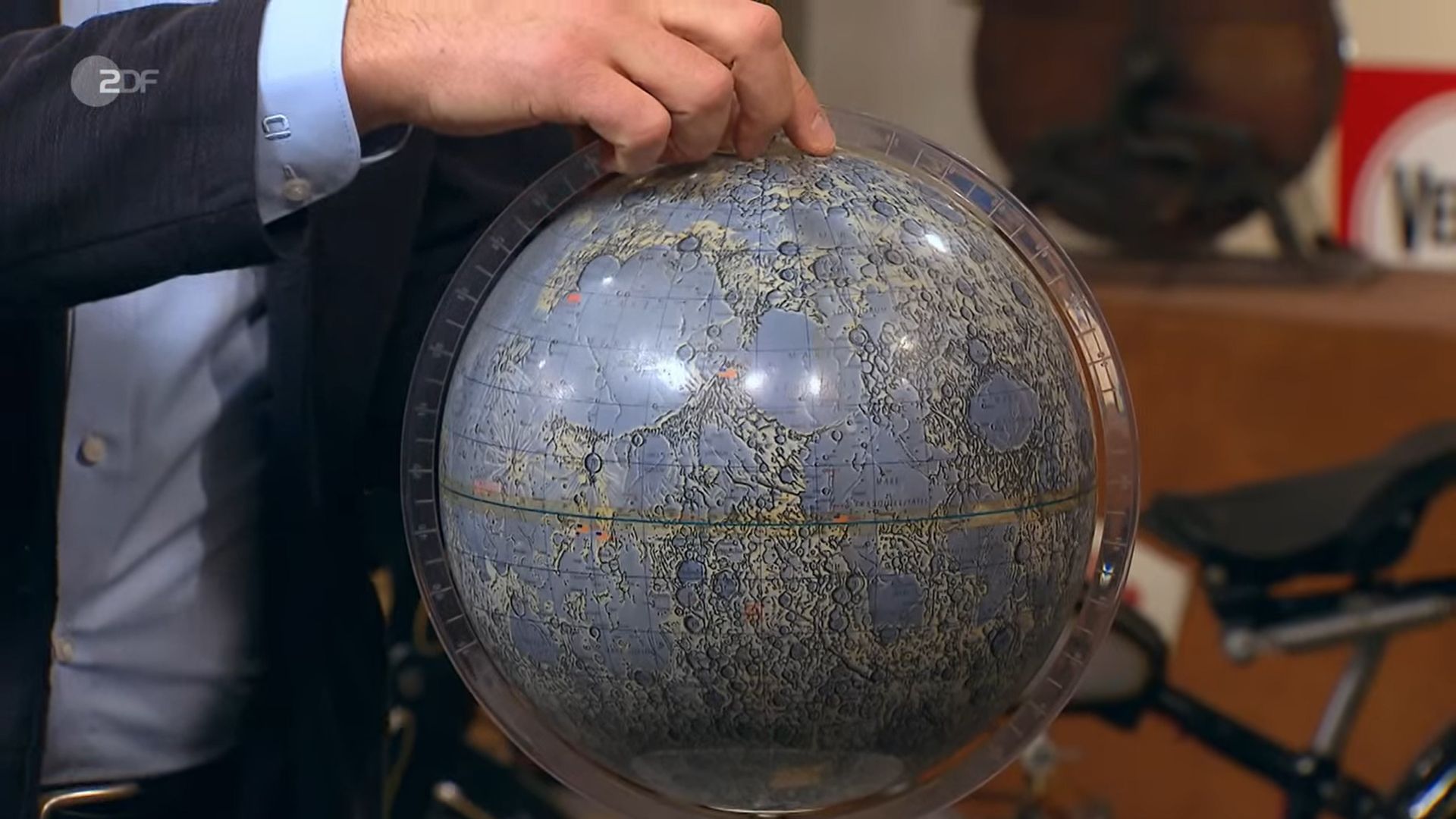 Image - „Bares für Rares“-Händler ist Mond-Fan und zahlt Mondpreis für alten Globus