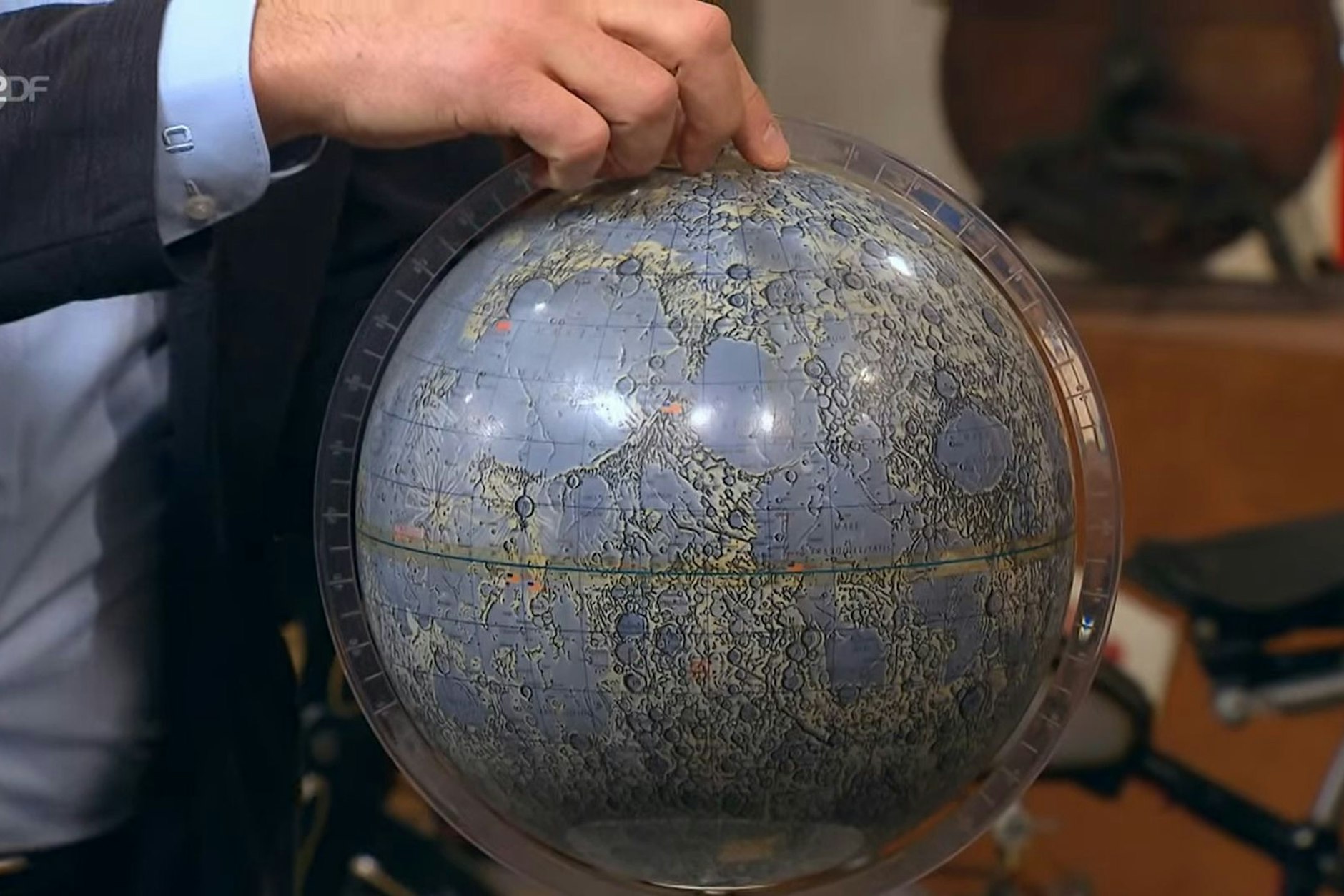 Der Mond als Globus bei „Bares für Rares“ wird am Ende richtig teuer.