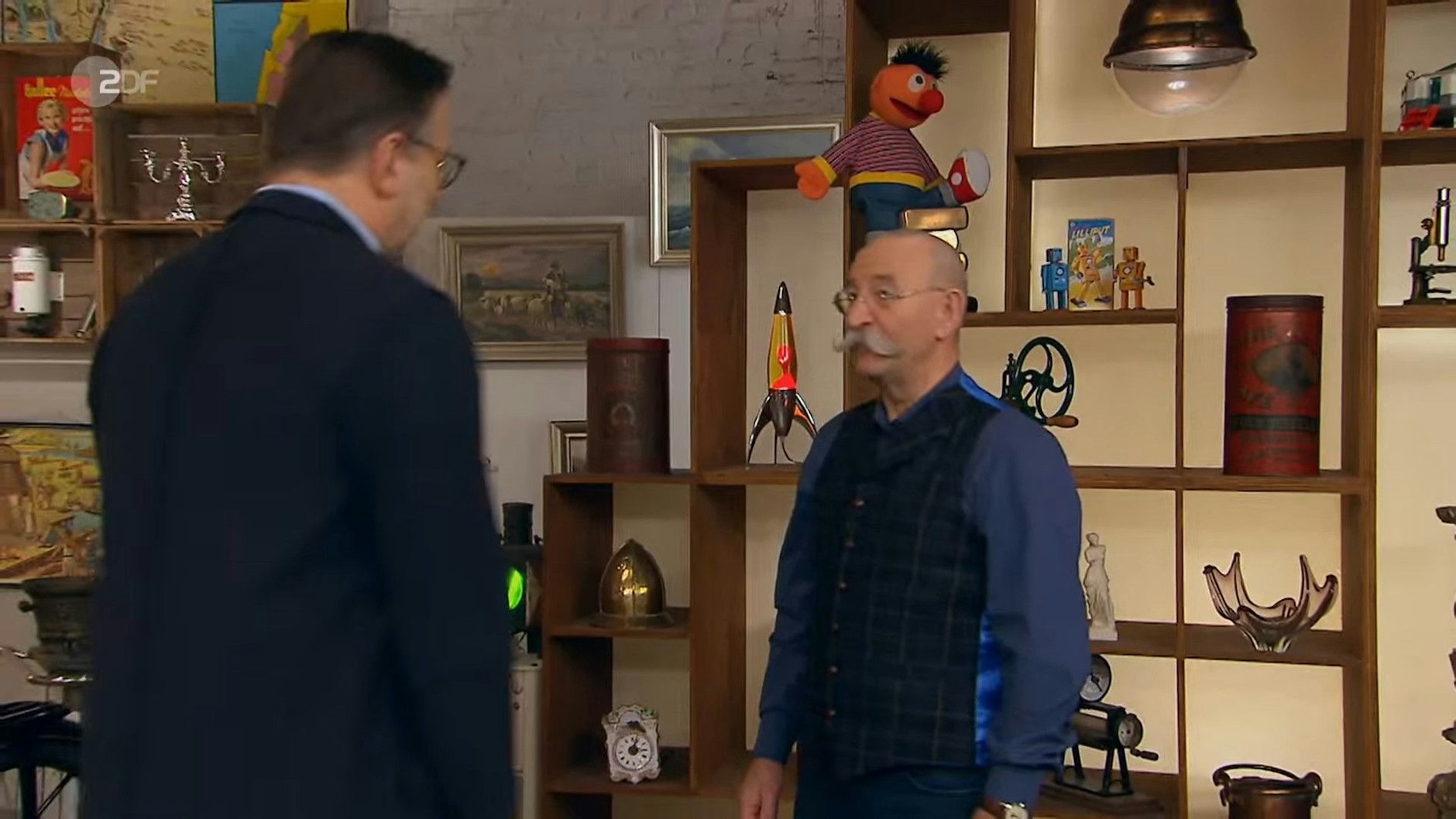 Astronomie-Kurs bei „Bares für Rares“: Experte Detlev Kümmel (l.) umkreist als Mond die skeptische Erde, dargestellt durch den Moderator Hort Lichter.