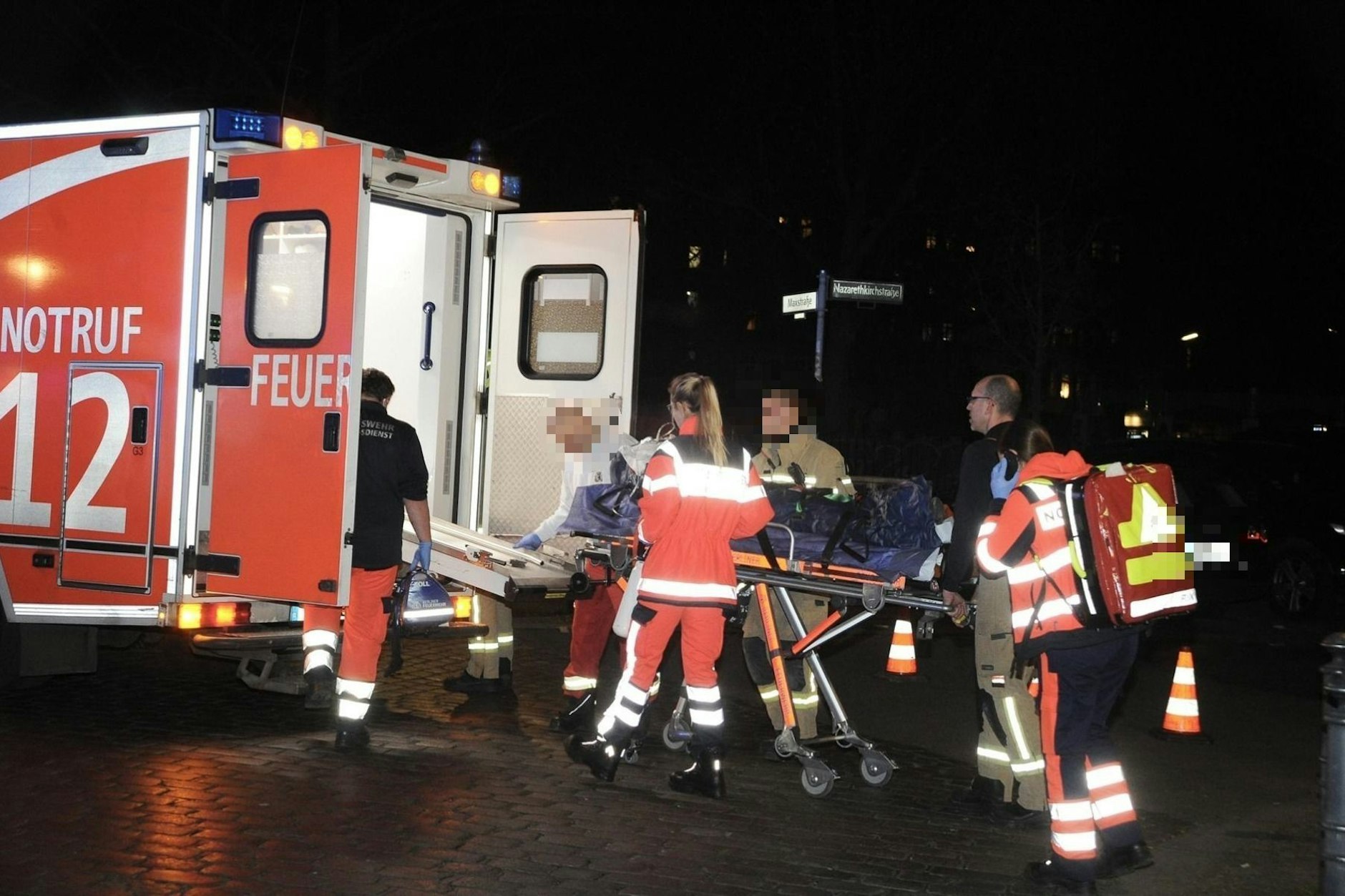Die Berliner Feuerwehr bei der Bergung des Mannes.