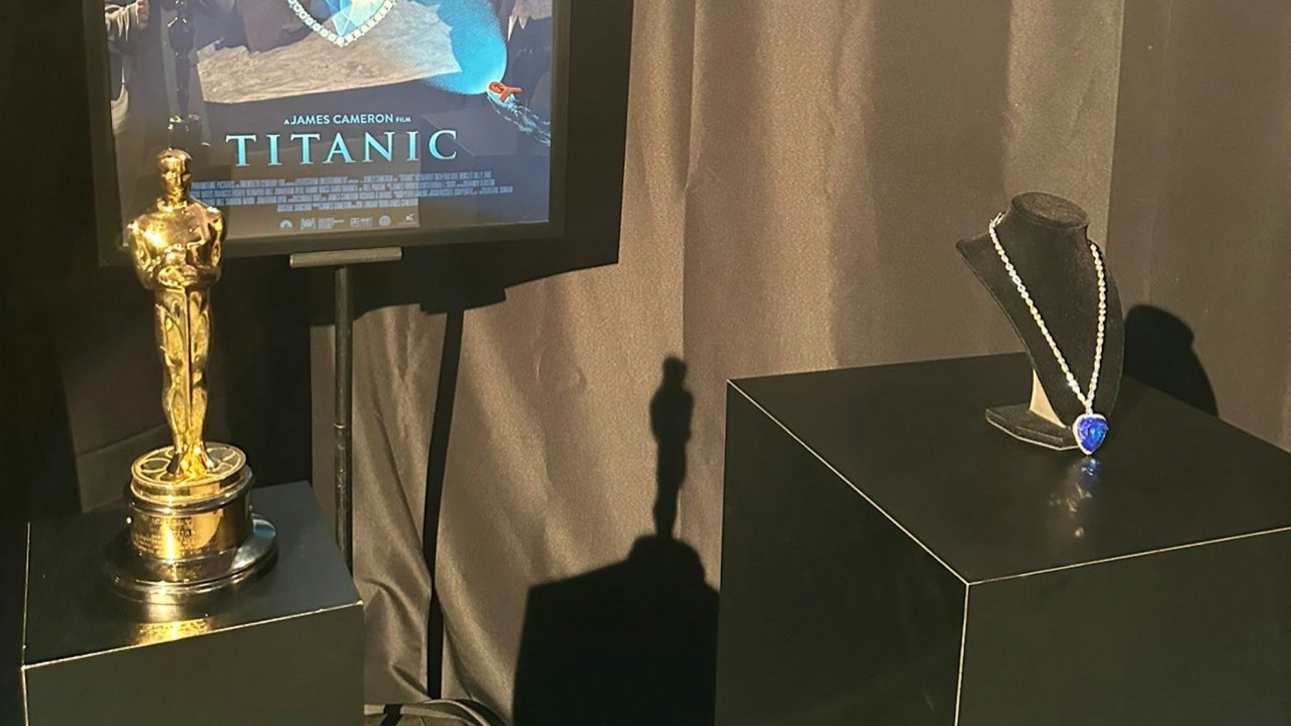 Auch die „Heart of the Ocean“-Halskette aus „Titanic“ und einer der elf Oscars, die der Film bekam.
