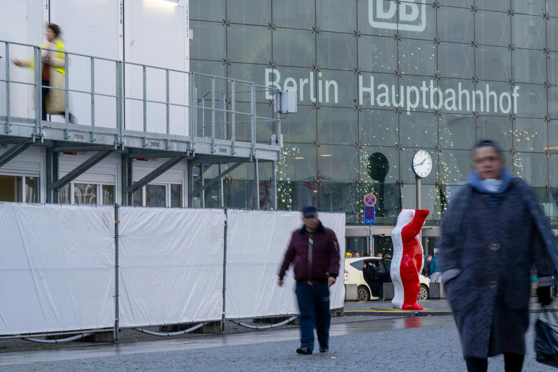 Ein großer Container, in dem sich der Info-Point für das Ankunftszentrum befindet, steht auf dem Washingtonplatz vor dem Hauptbahnhof.