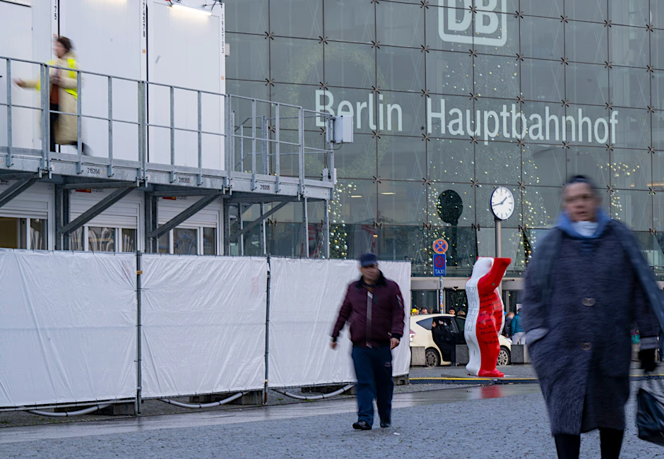 Ein großer Container, in dem sich der Info-Point für das Ankunftszentrum befindet, steht auf dem Washingtonplatz vor dem Hauptbahnhof.