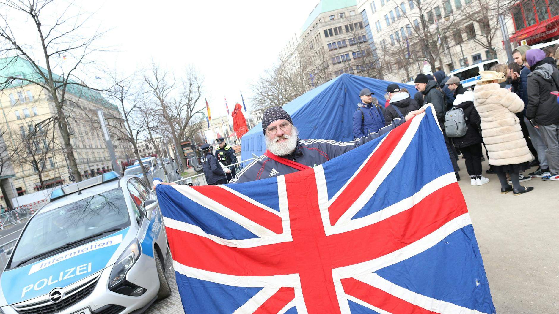Jan Brinz aus Erkner steht mit seiner britischen Flagge ganz vorn in der Reihe der Wartenden. 